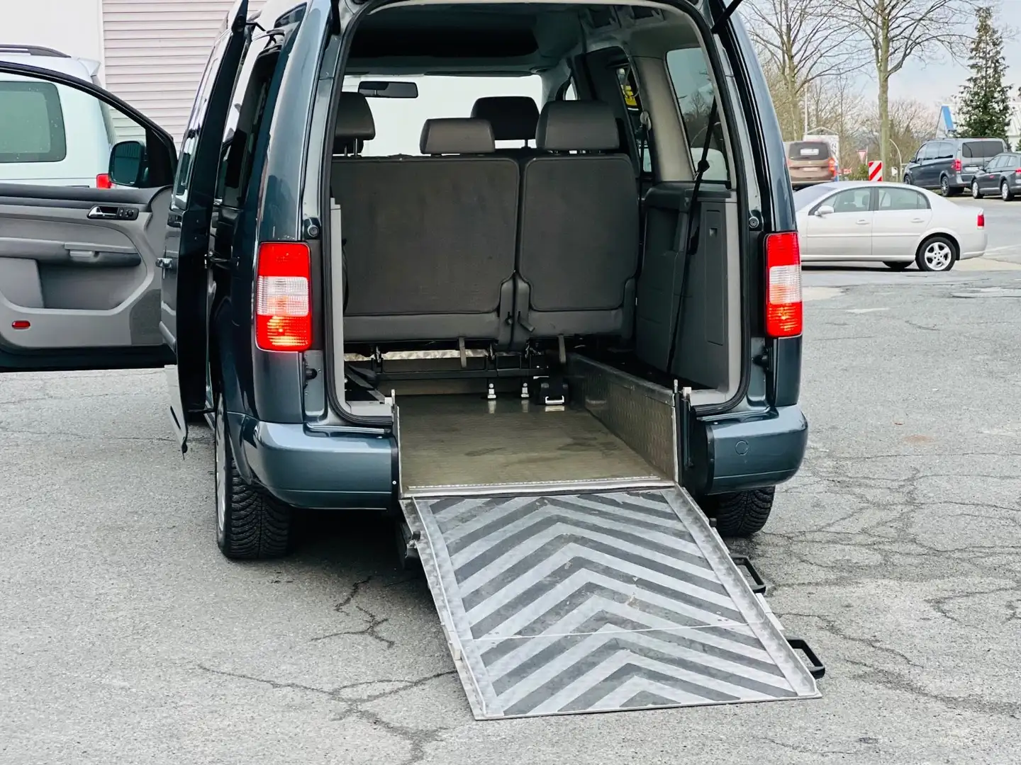 Volkswagen Caddy Maxi Behindertengerecht-Rampe-140-PS Grau - 1
