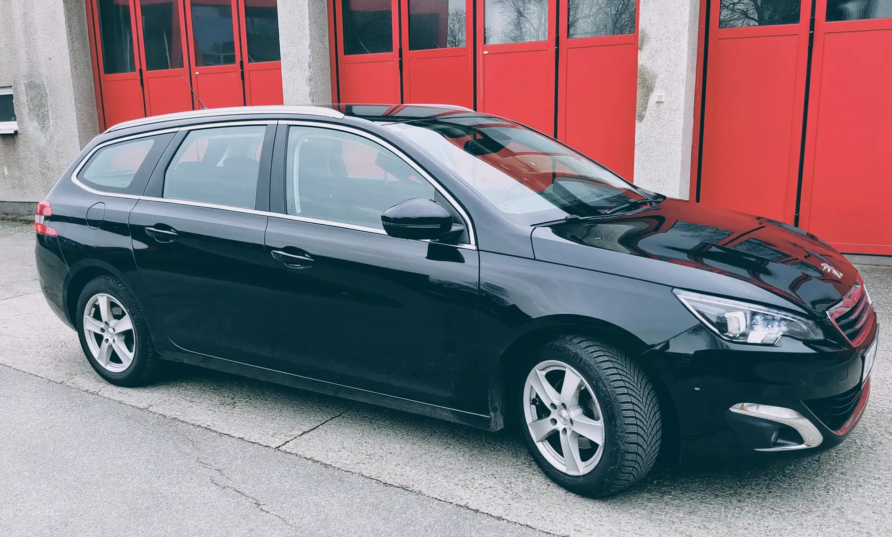 Peugeot 308 308 SW 1,6 BHDI 120 Active 17" Automatik Navi Schwarz - 1