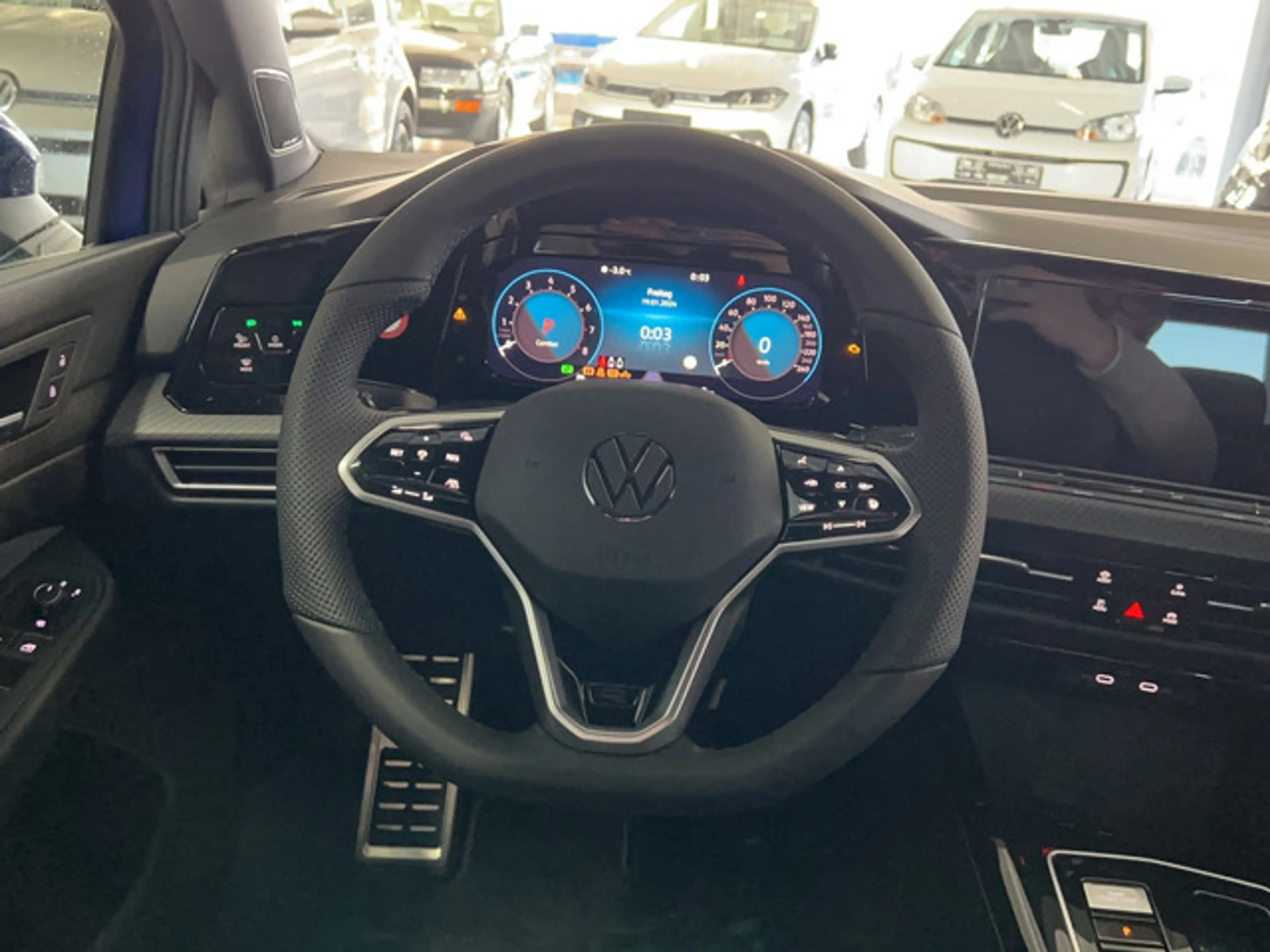 Volkswagen Golf VIII R-Line 1.5 eTSI DSG — photo 12