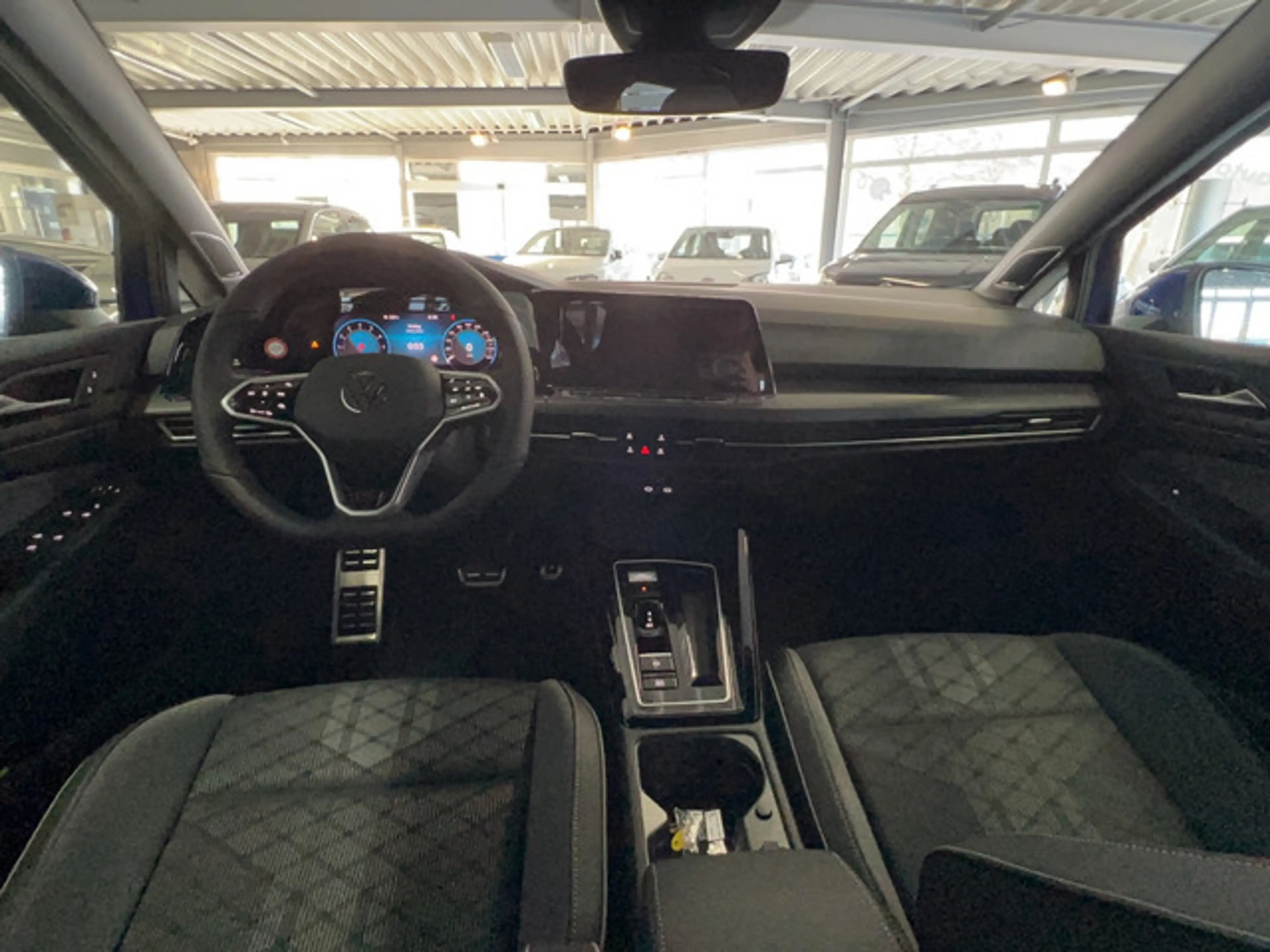Volkswagen Golf VIII R-Line 1.5 eTSI DSG — photo 15