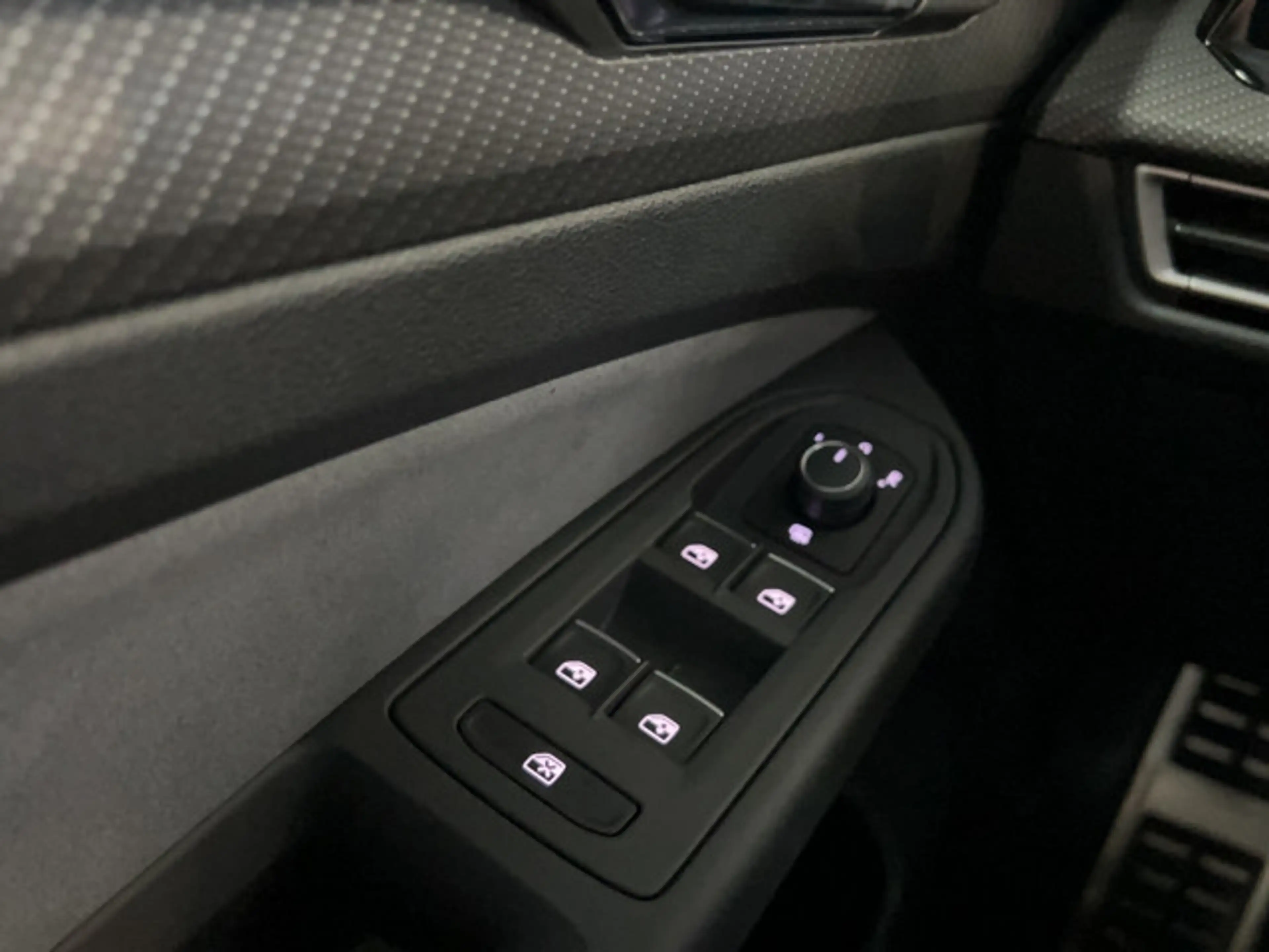 Volkswagen Golf VIII R-Line 1.5 eTSI DSG — photo 14