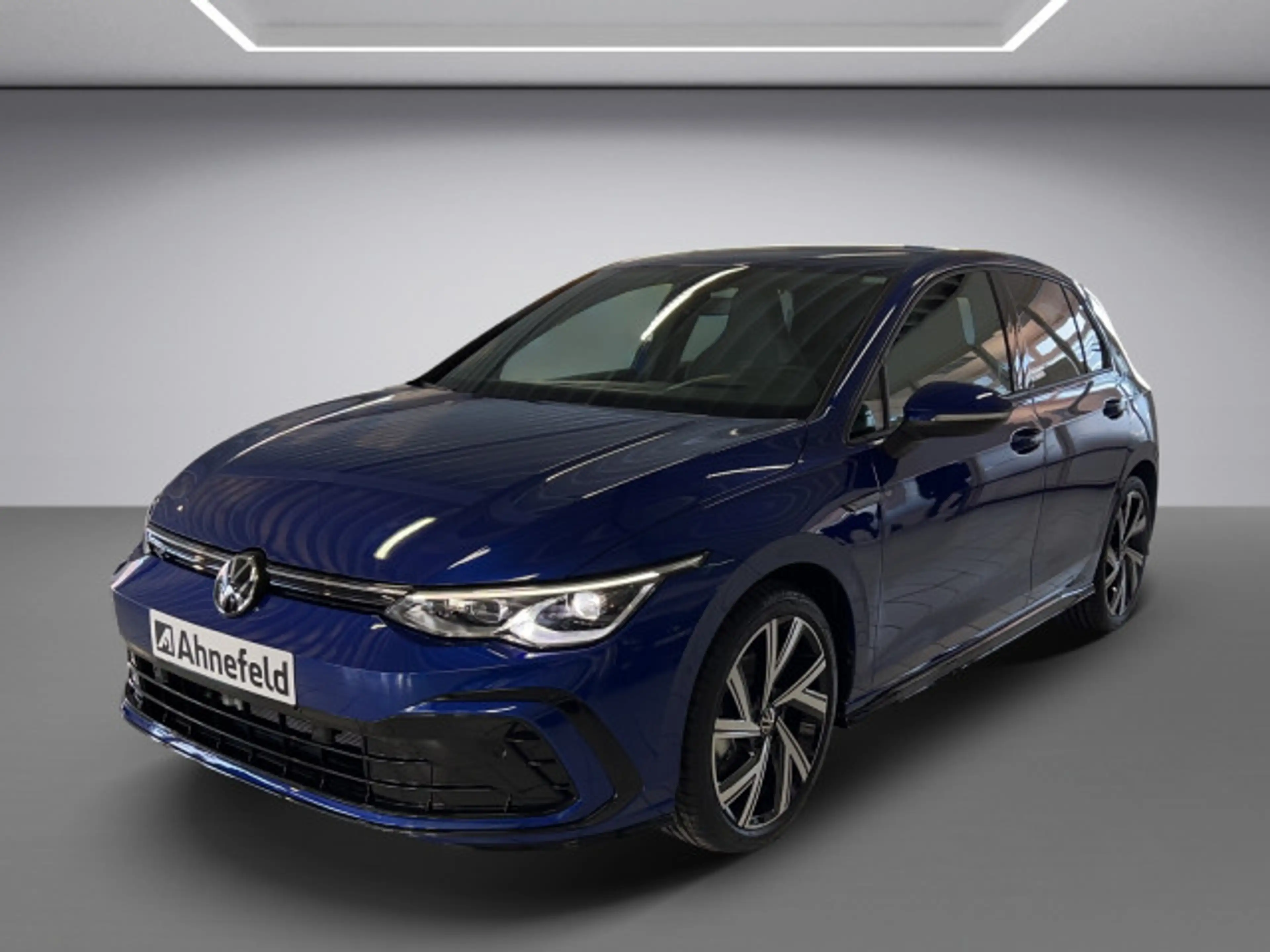 Volkswagen Golf VIII R-Line 1.5 eTSI DSG — photo 2