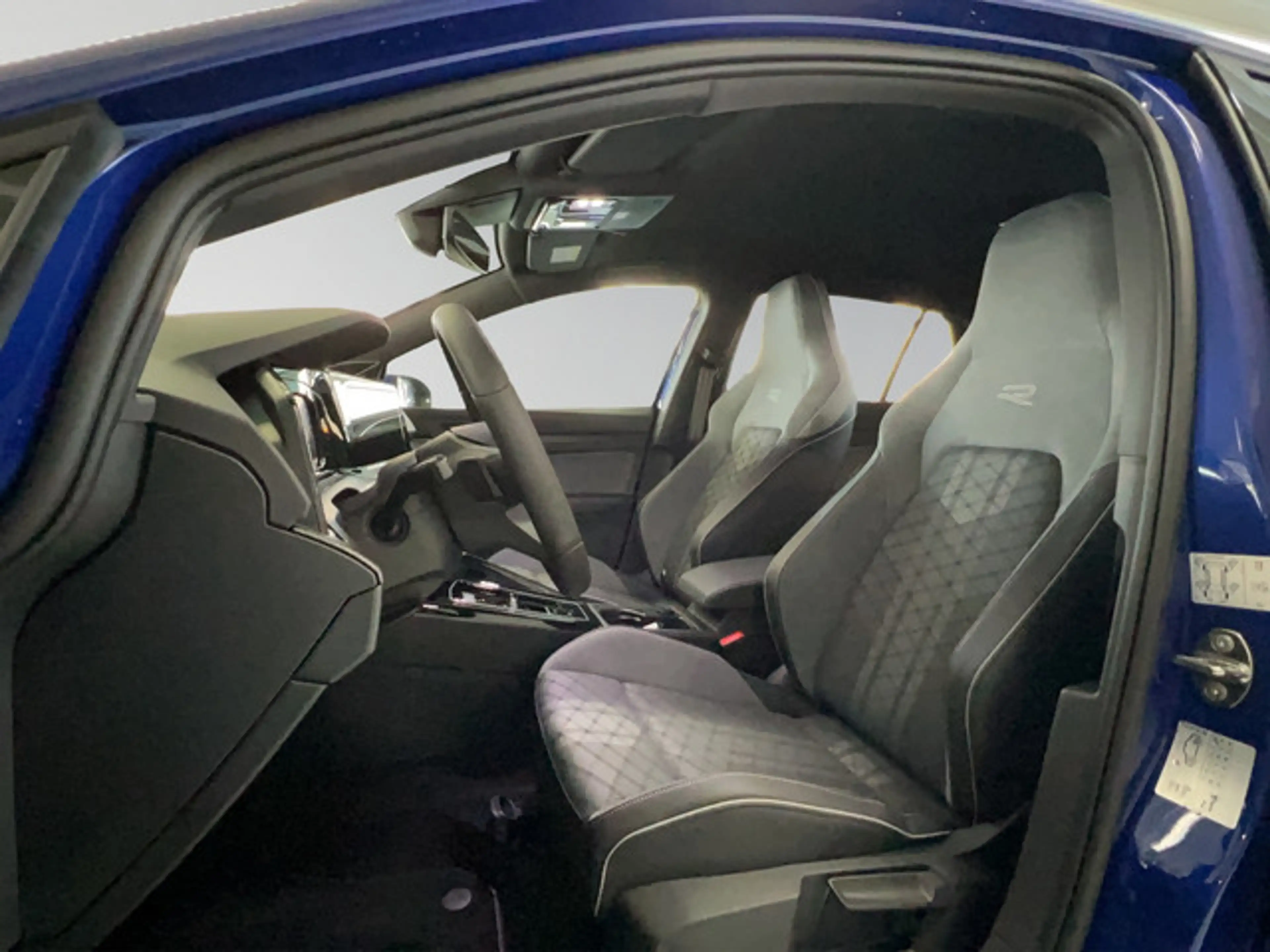 Volkswagen Golf VIII R-Line 1.5 eTSI DSG — photo 11