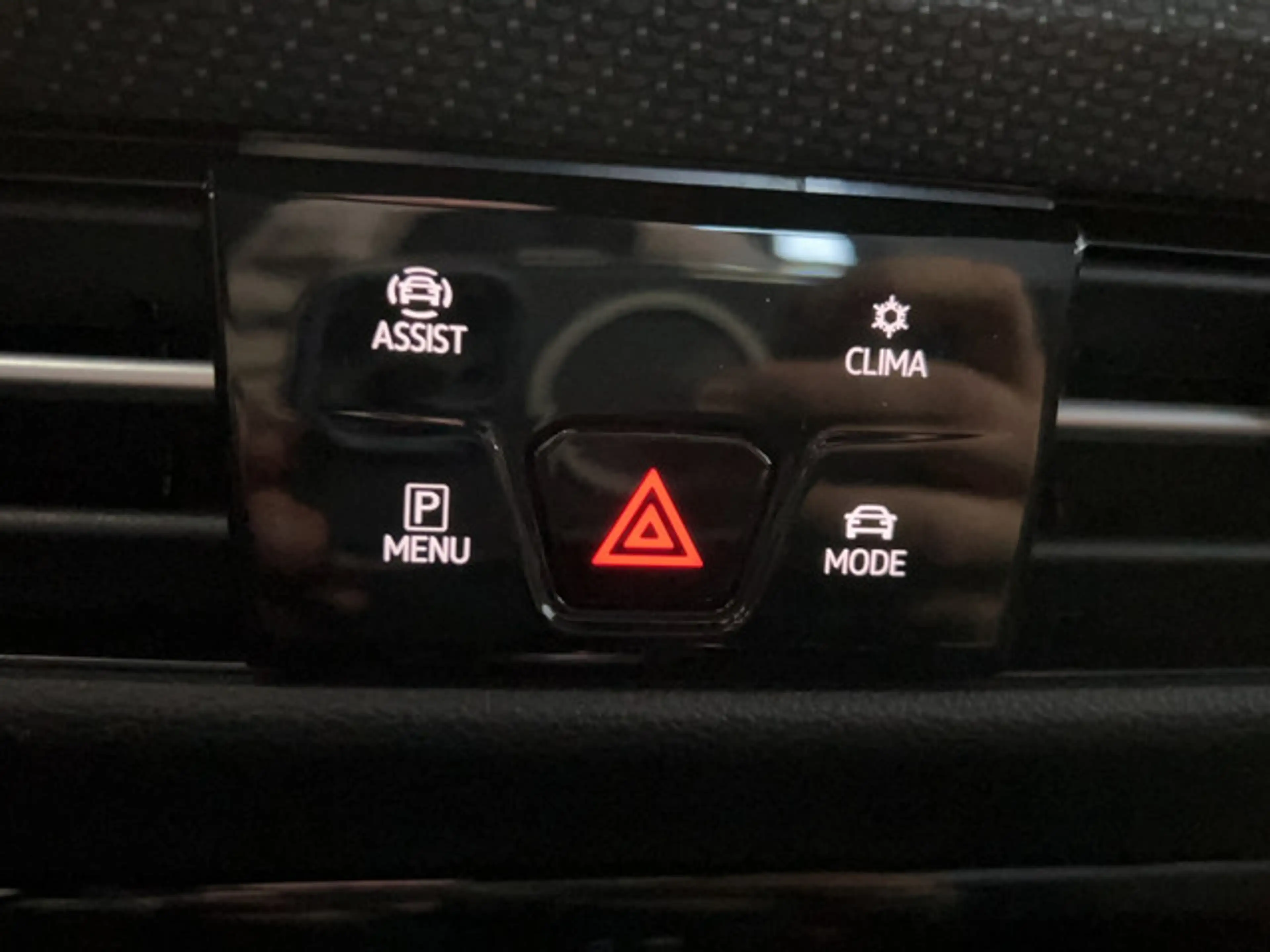 Volkswagen Golf VIII R-Line 1.5 eTSI DSG — photo 25