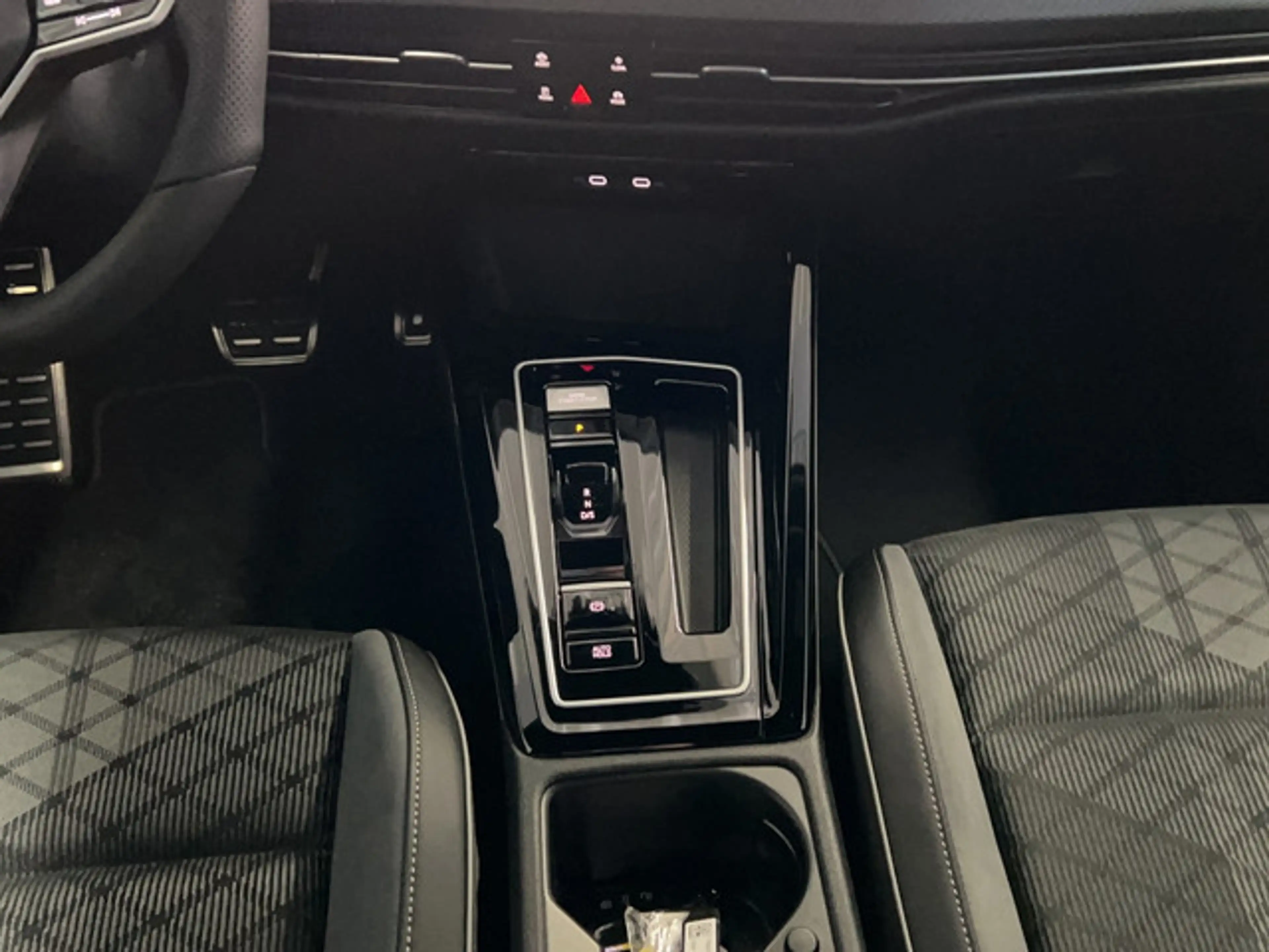 Volkswagen Golf VIII R-Line 1.5 eTSI DSG — photo 17