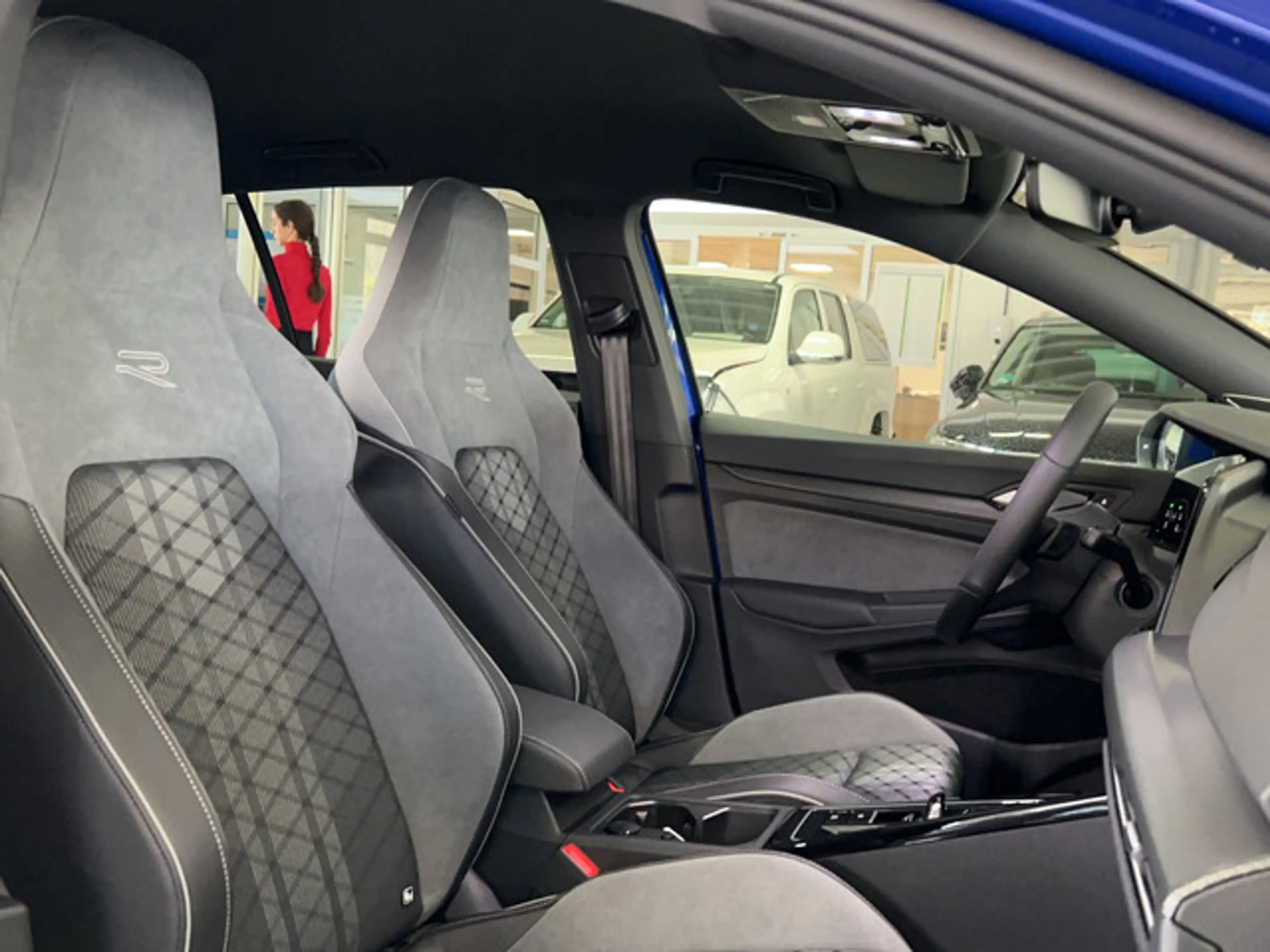 Volkswagen Golf VIII R-Line 1.5 eTSI DSG — photo 18