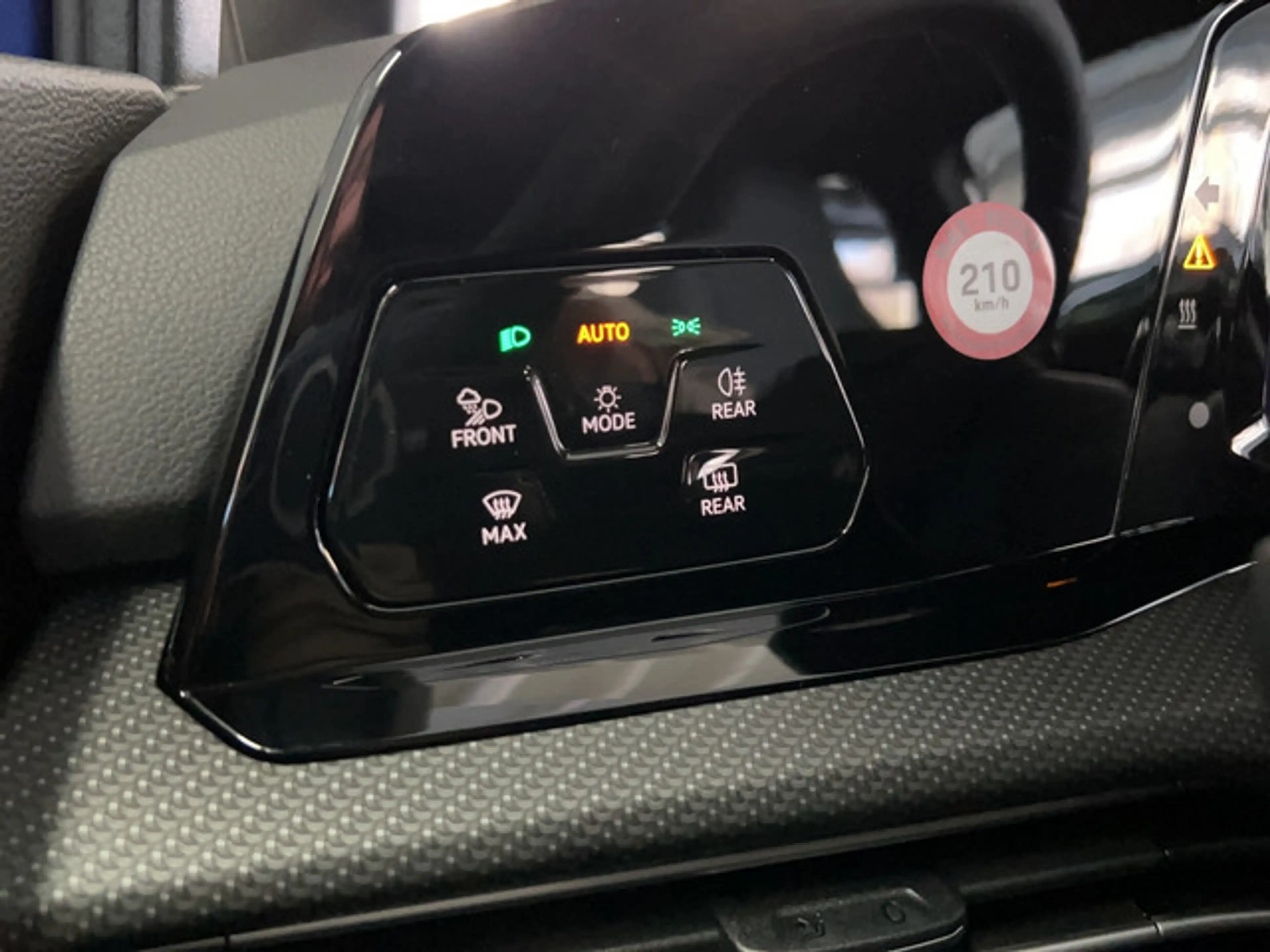 Volkswagen Golf VIII R-Line 1.5 eTSI DSG — photo 24