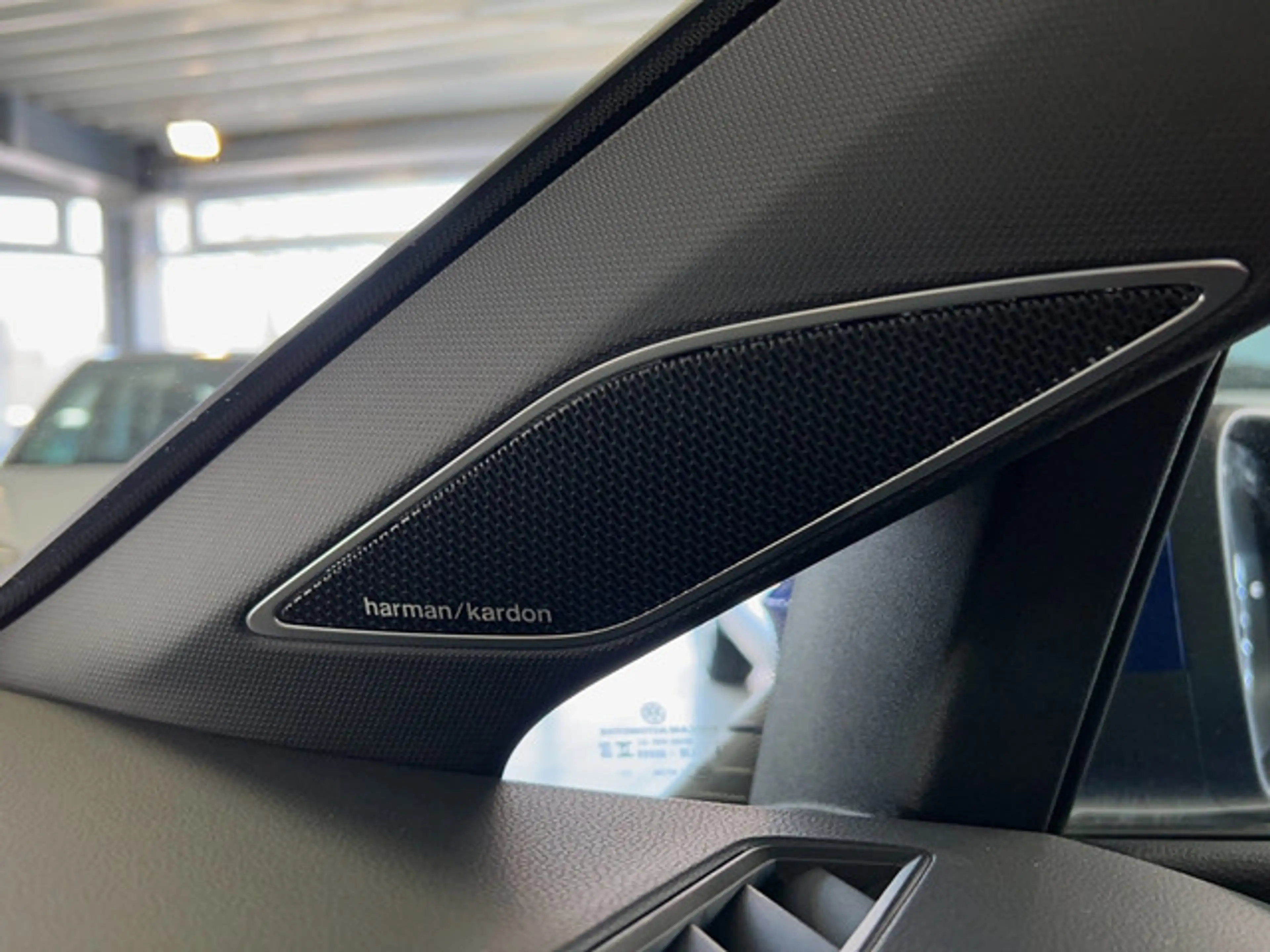 Volkswagen Golf VIII R-Line 1.5 eTSI DSG — photo 27