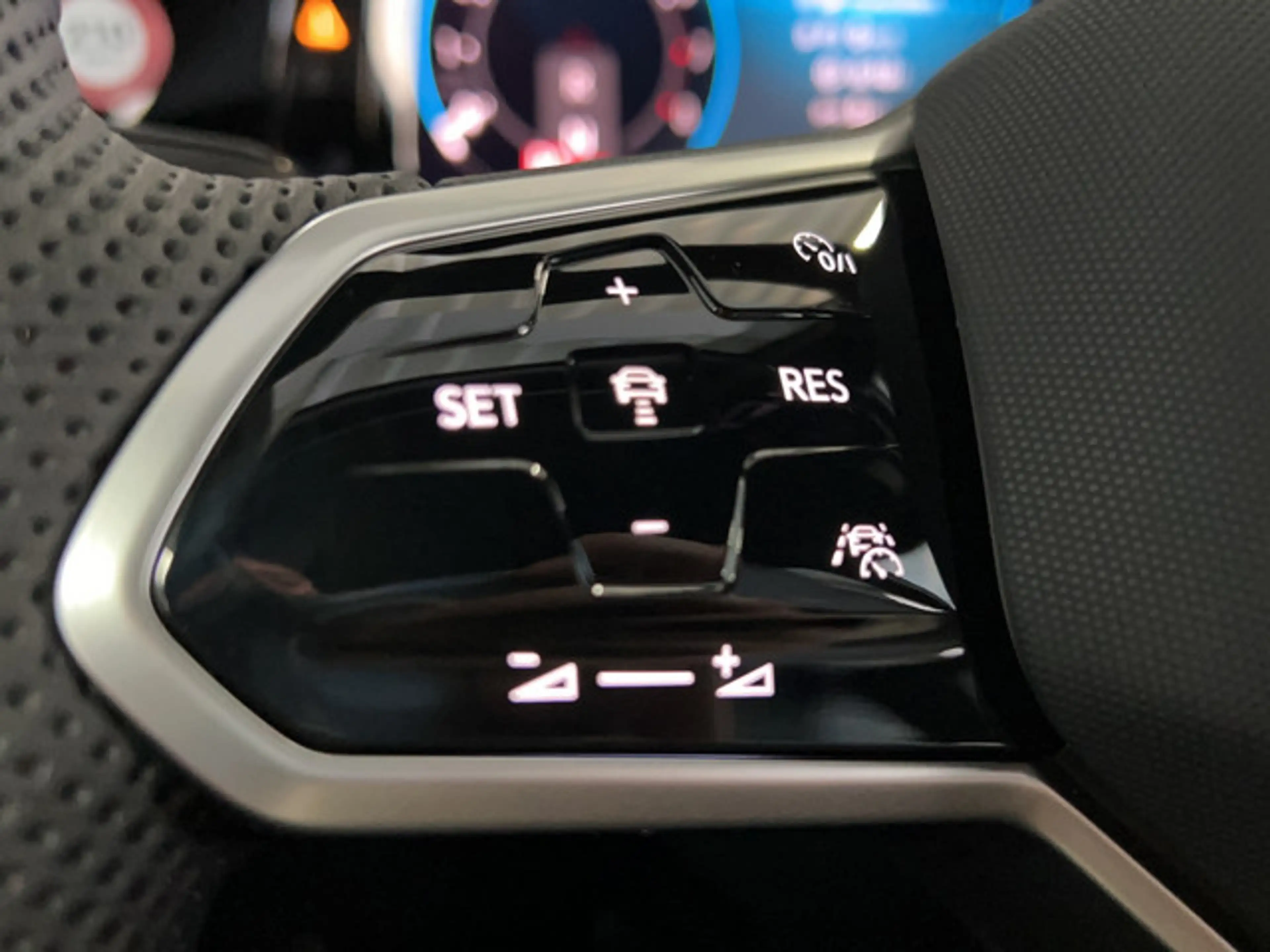 Volkswagen Golf VIII R-Line 1.5 eTSI DSG — photo 23