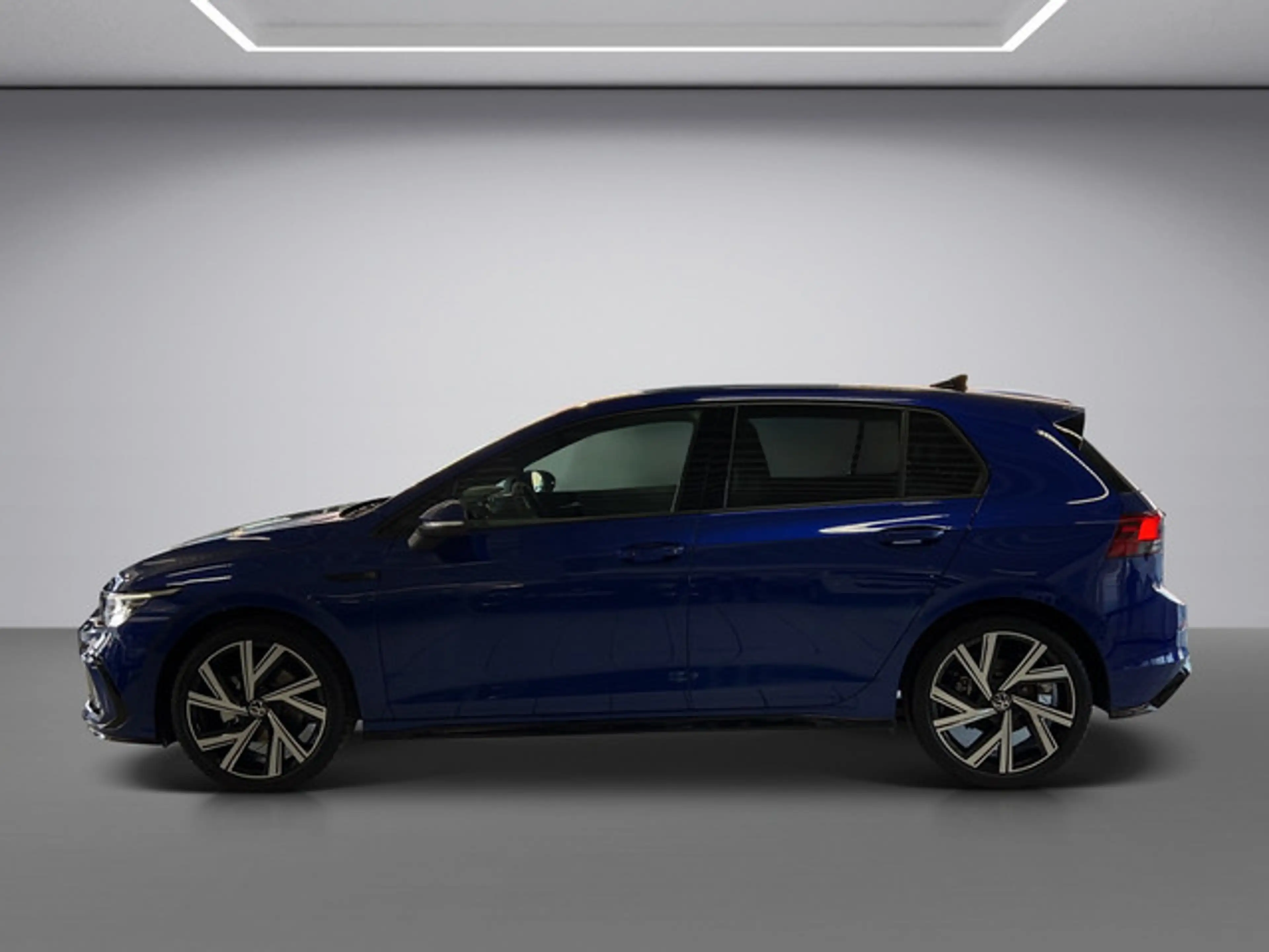 Volkswagen Golf VIII R-Line 1.5 eTSI DSG — photo 3