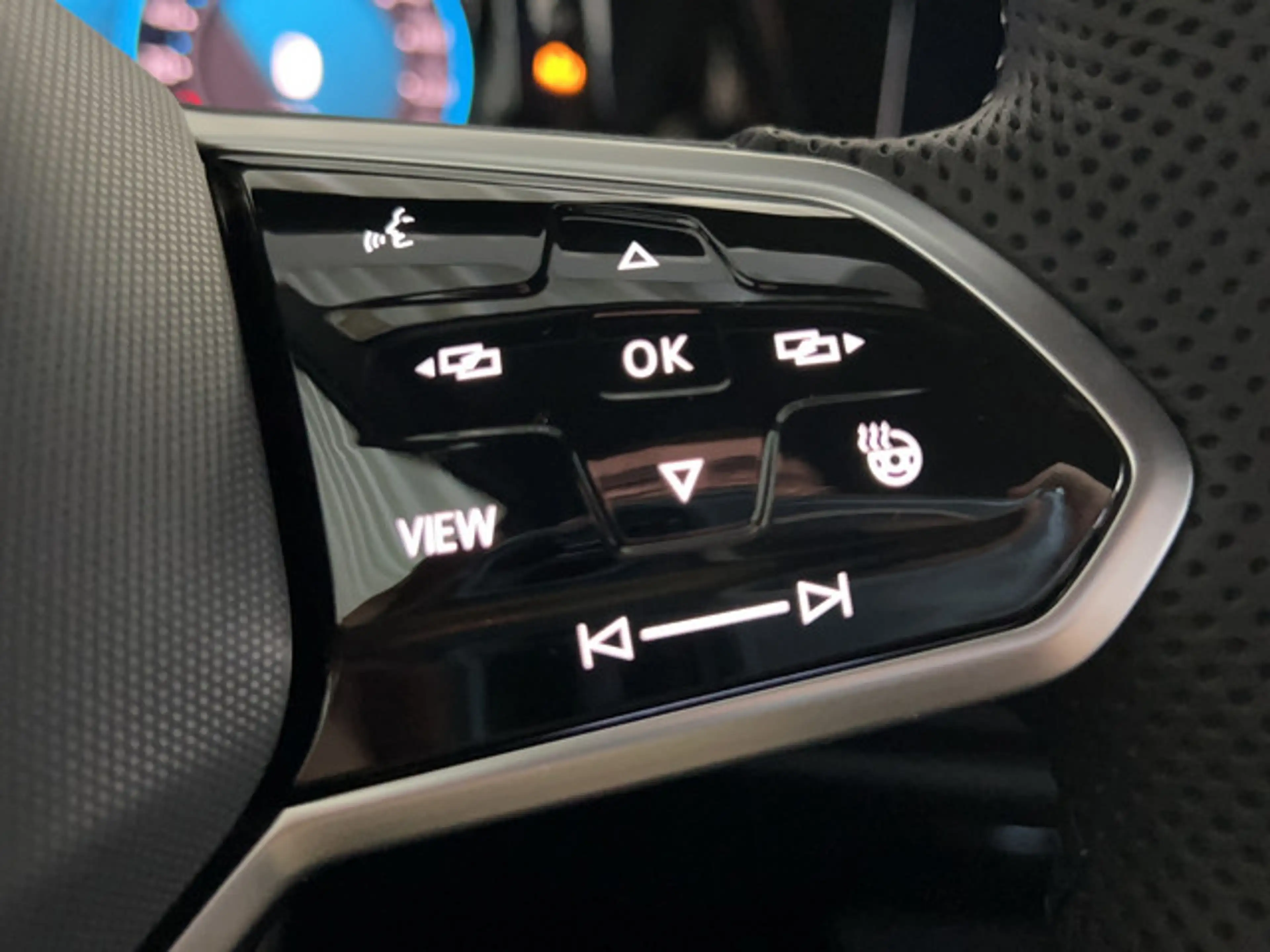 Volkswagen Golf VIII R-Line 1.5 eTSI DSG — photo 22