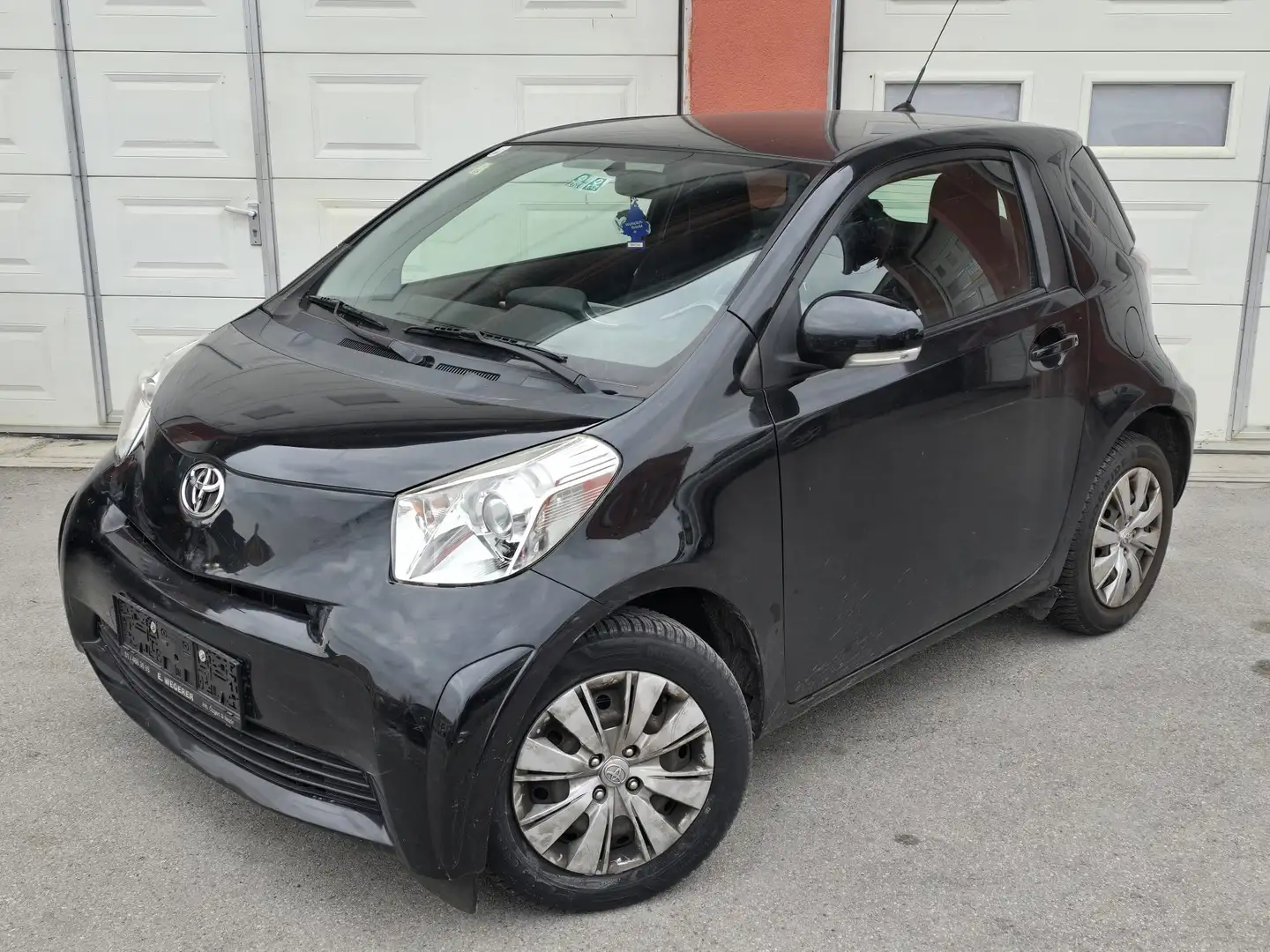 Toyota iQ iQ ² 1,0 VVT-i Multidrive ² Schwarz - 1