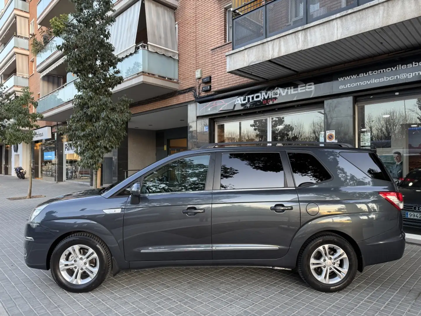 SsangYong Rodius D22T Premium Aut. Gris - 2