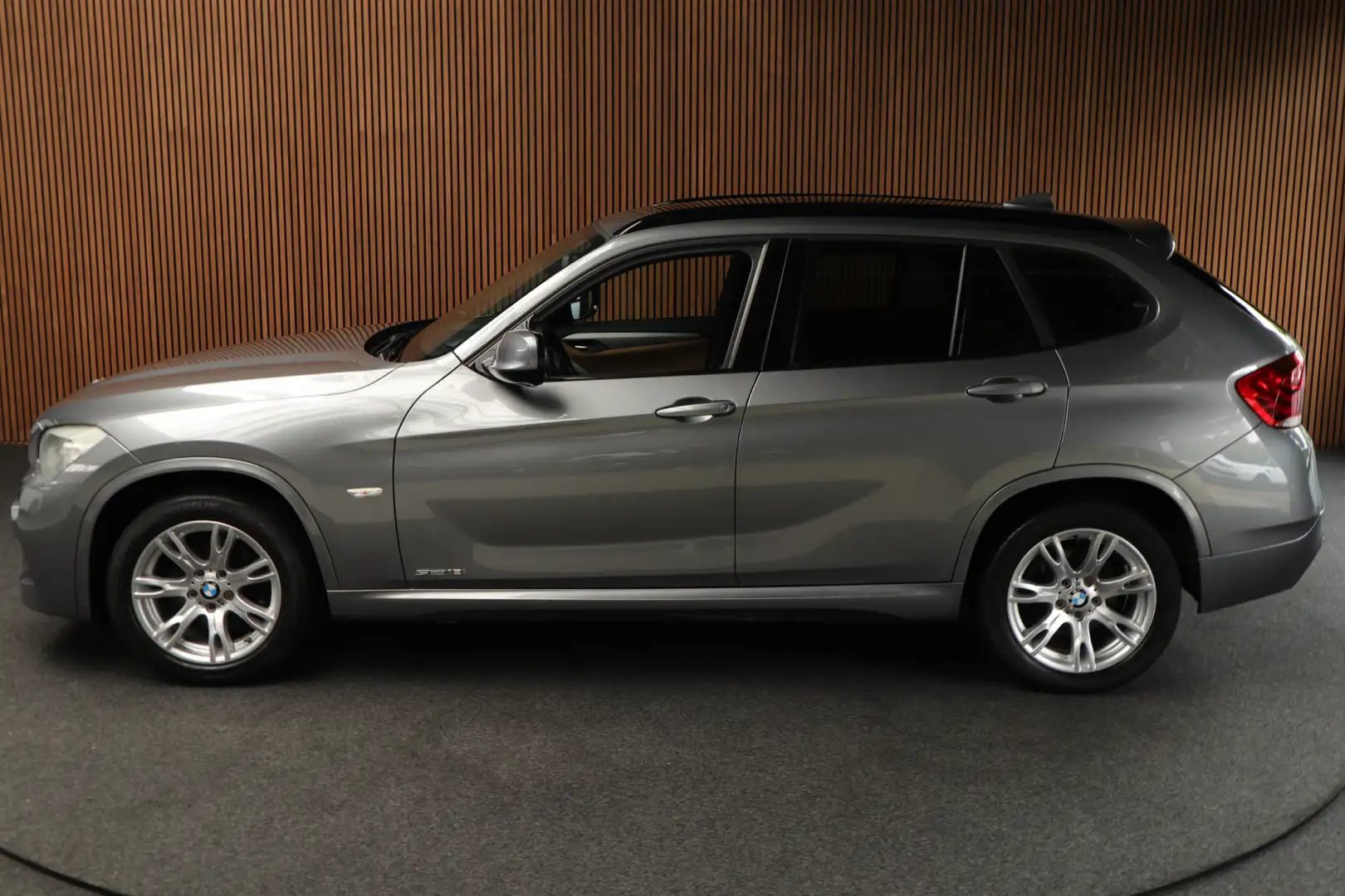 BMW X1 sDrive18i M-Sport Navi Leer Pano Harman K. Xenon P Grau - 2