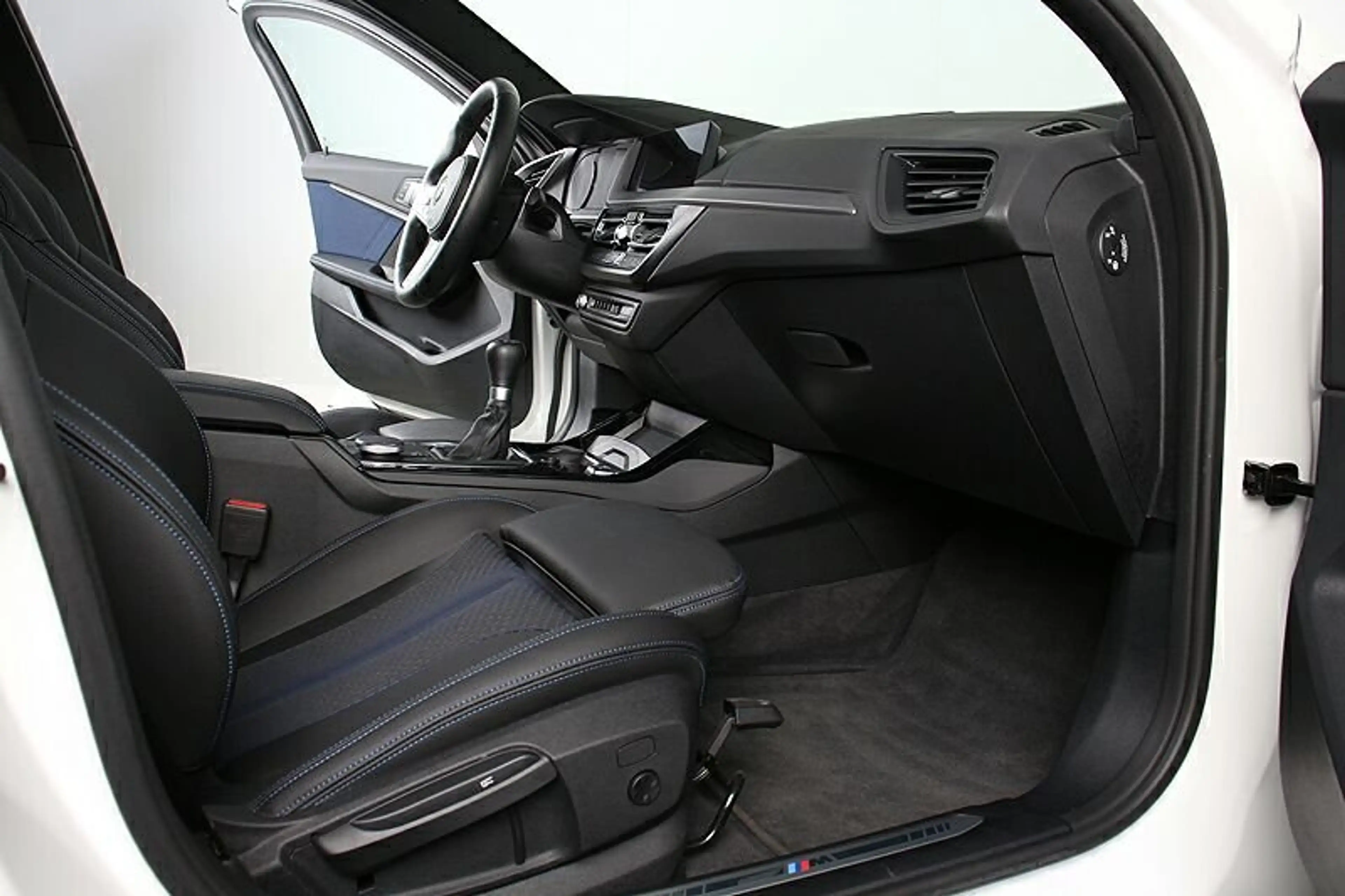 BMW 118 d M Sport LED AHK DAB HiFi Sitzheizung — photo 7