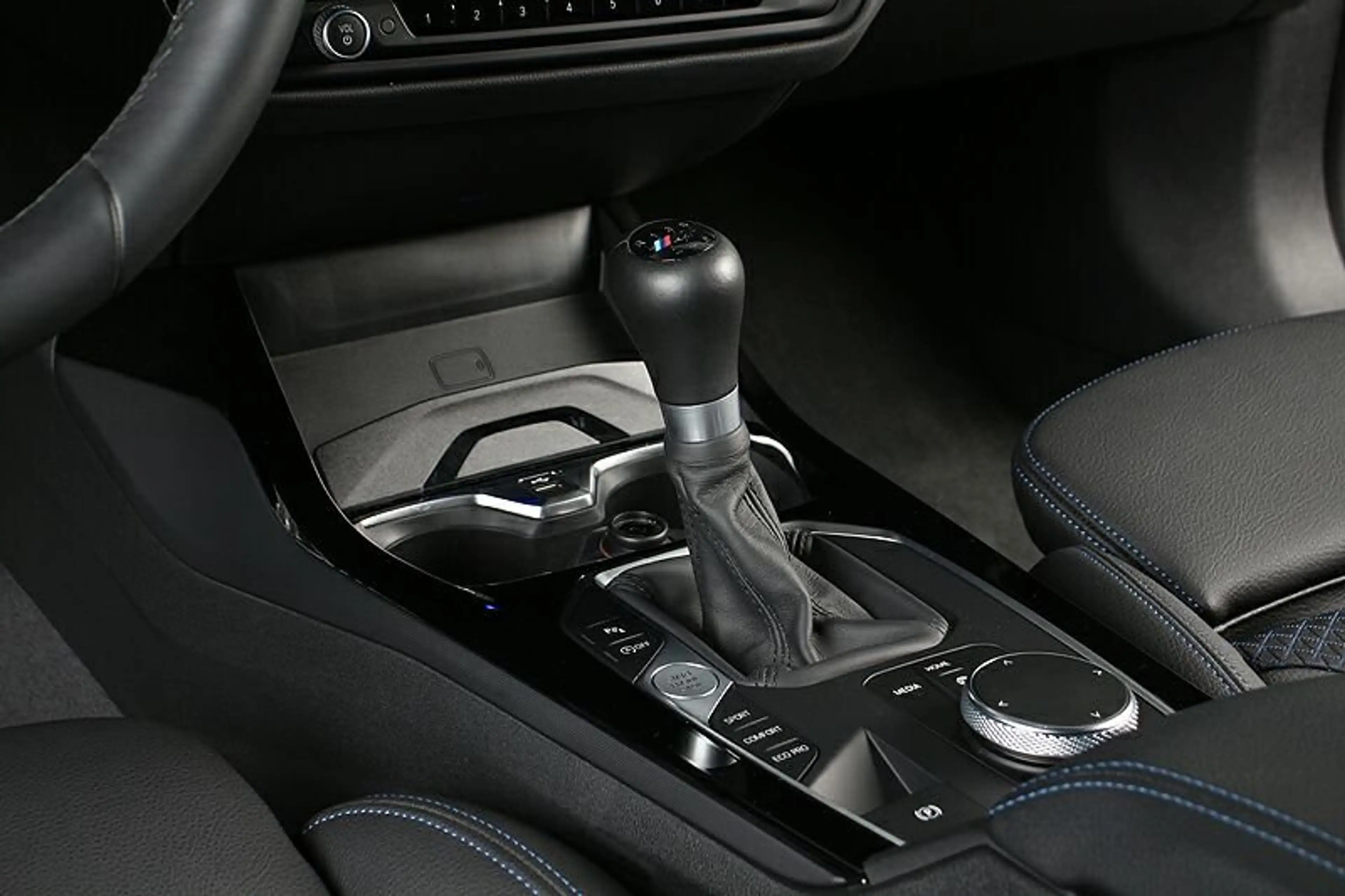 BMW 118 d M Sport LED AHK DAB HiFi Sitzheizung — photo 9