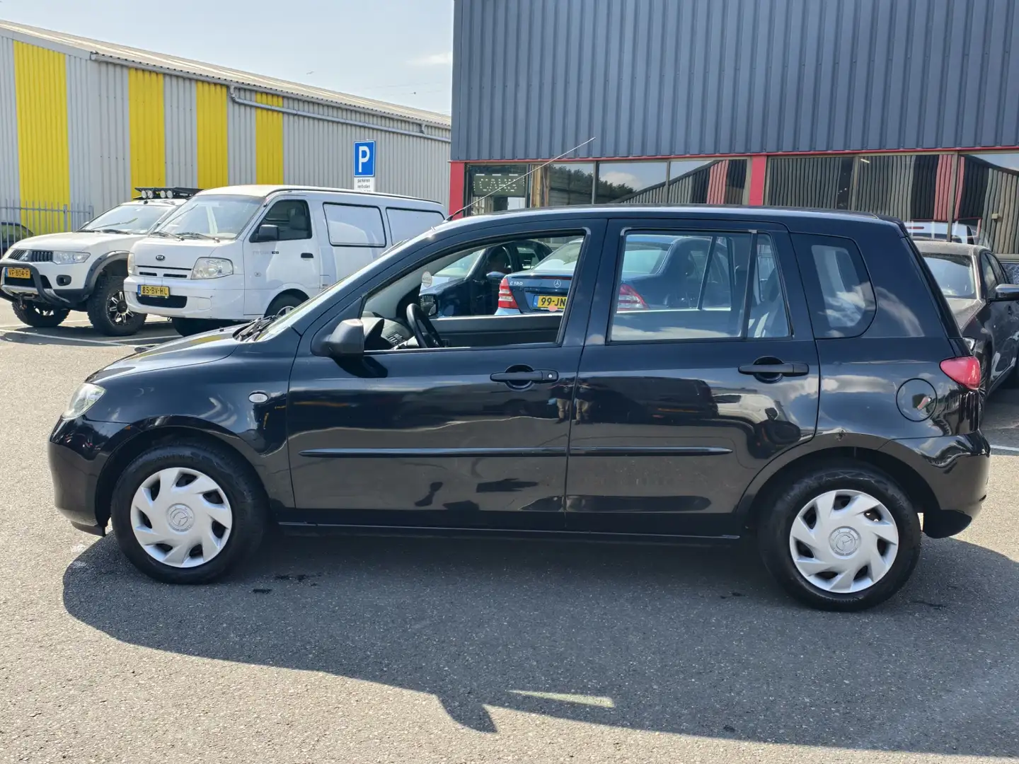 Mazda 2 1.4 Exclusive // AIRCO / LAGE KM / NAP Zwart - 2