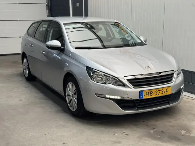 Peugeot 308 view 3