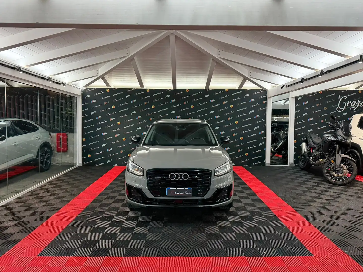 Audi Q2 2.0 TDI quattro S tronic Sport Grijs - 2