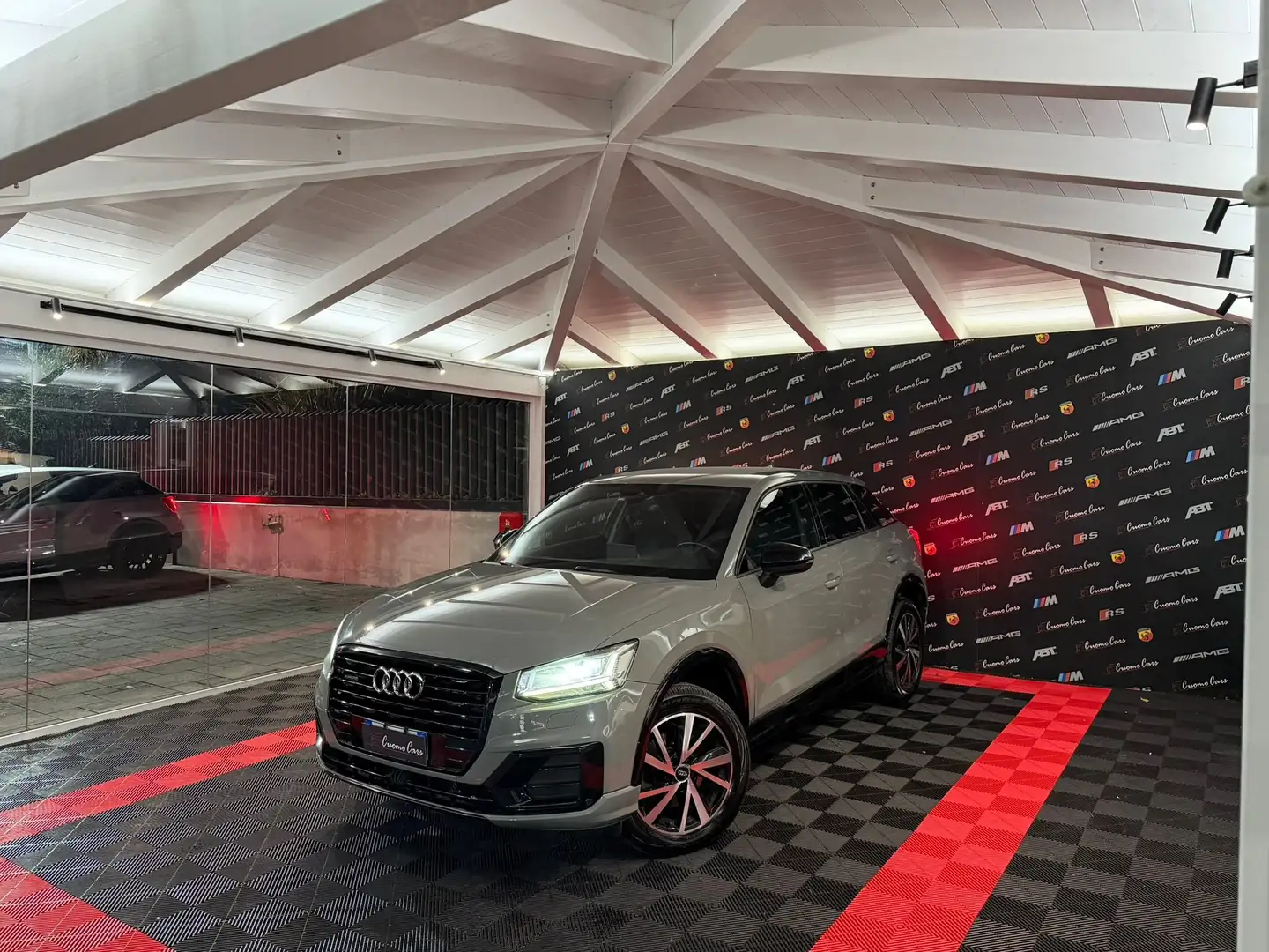 Audi Q2 2.0 TDI quattro S tronic Sport Grijs - 1