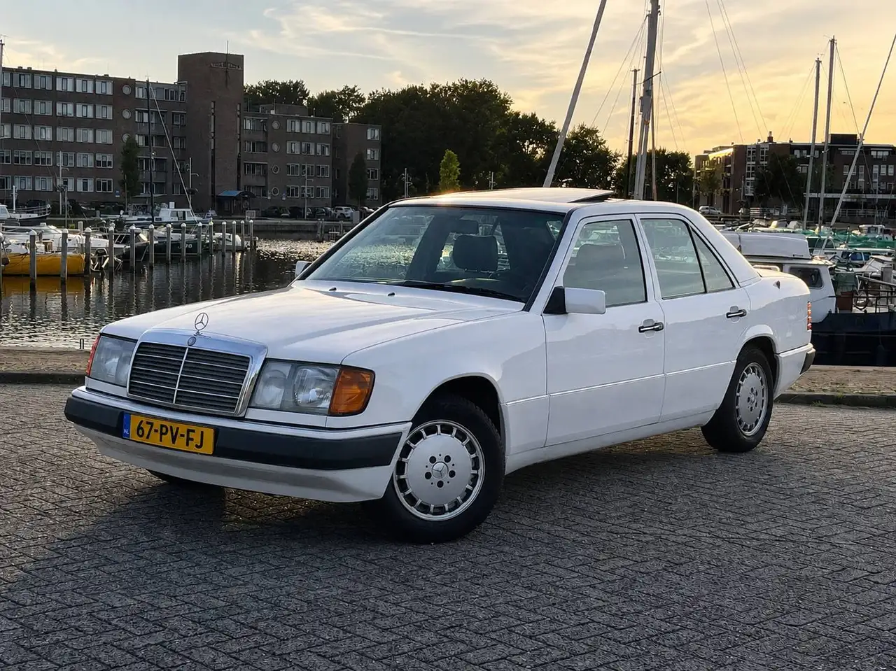 Mercedes-Benz E 200, foto 1