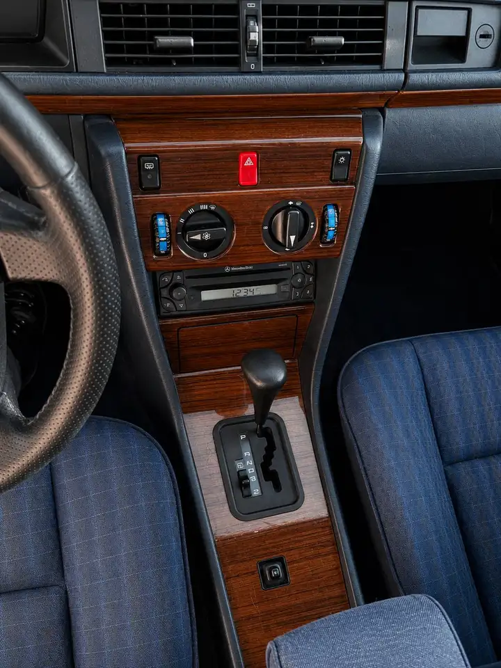 Mercedes-Benz E 200, foto 12