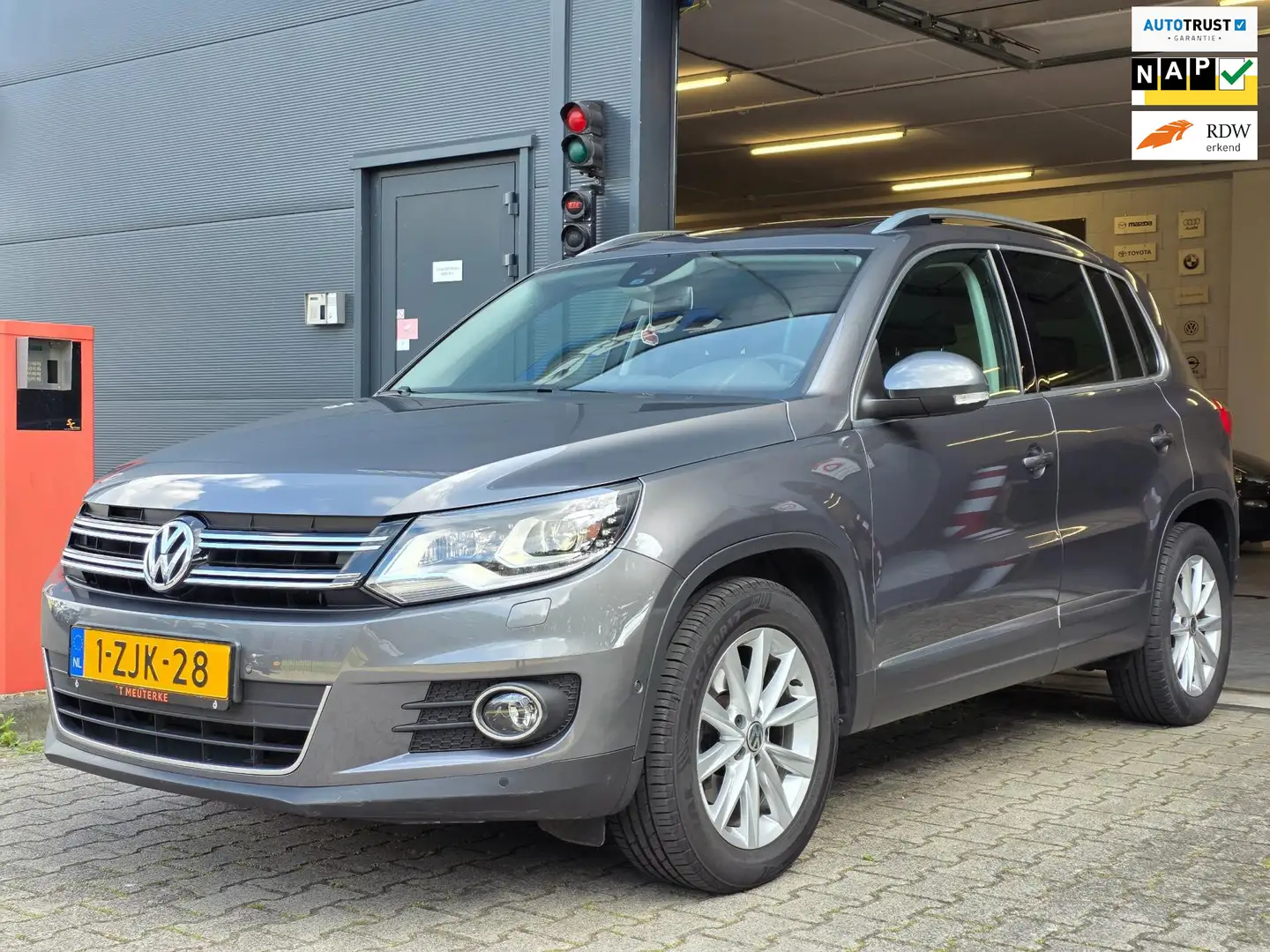 Volkswagen Tiguan 1.4 TSI Sport&Style / NAP / PANO / ALCANTARA / STO Grijs - 1