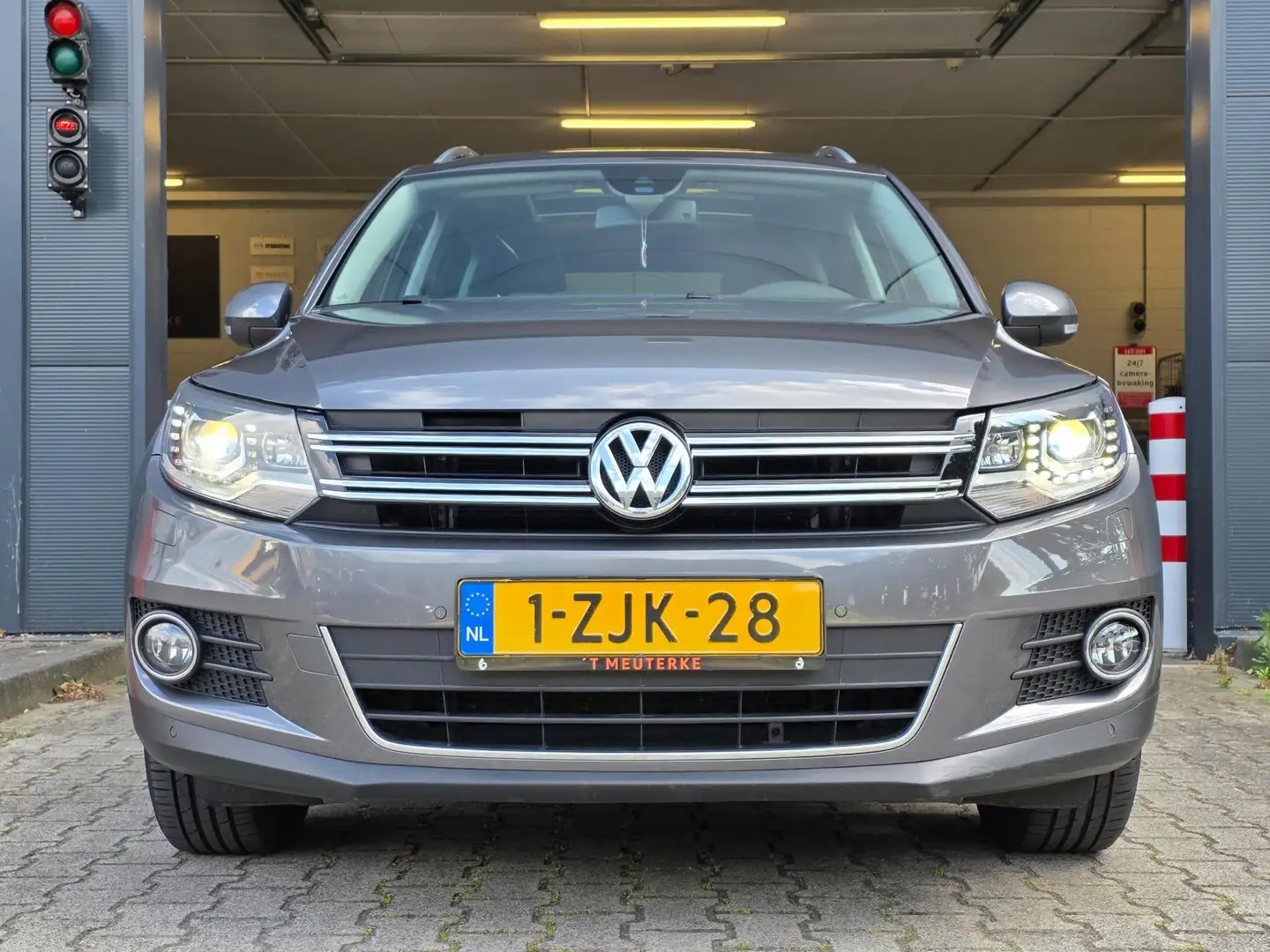 Volkswagen Tiguan 1.4 TSI Sport&Style / NAP / PANO / ALCANTARA / STO Grijs - 2