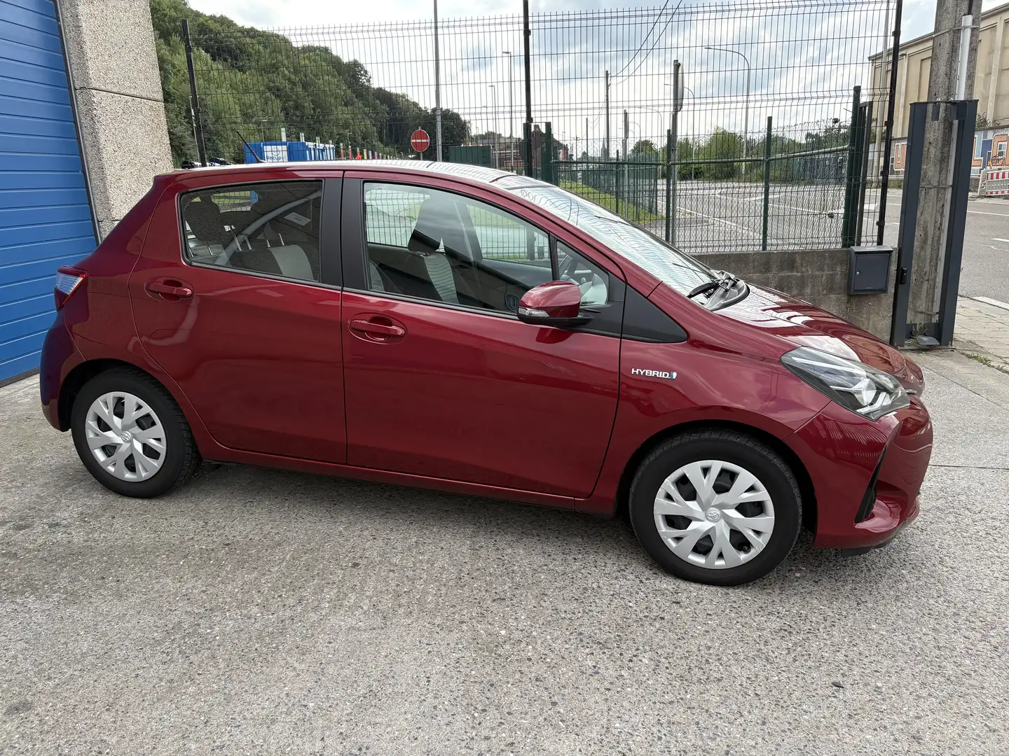 Toyota Yaris 1,5 VVTI Hybrid Confort E-CVT Rojo - 1