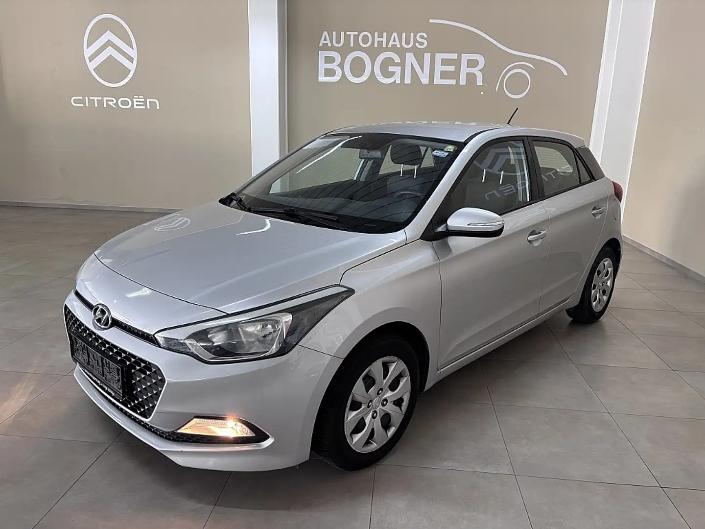 Hyundai i20 1,25 Start/Stopp Silber - 1