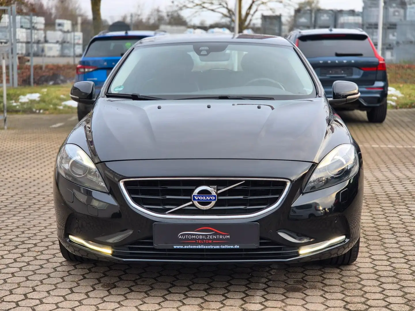 Volvo V40 T3 Geartonic "You!" Bi-Xenon Navi Tempomat Schwarz - 2