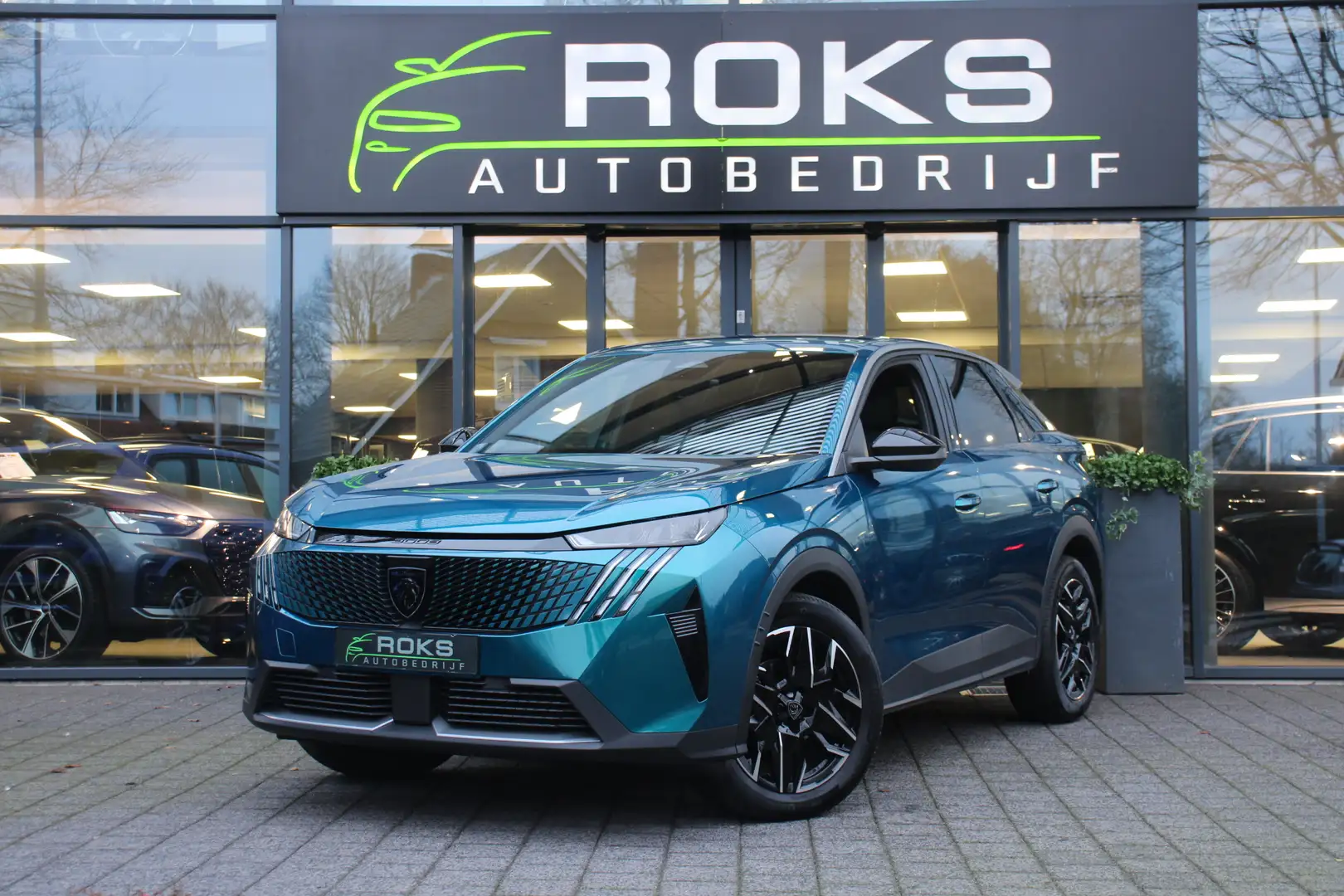 Peugeot 3008 1.2 Hybrid 145 Allure Blau - 1
