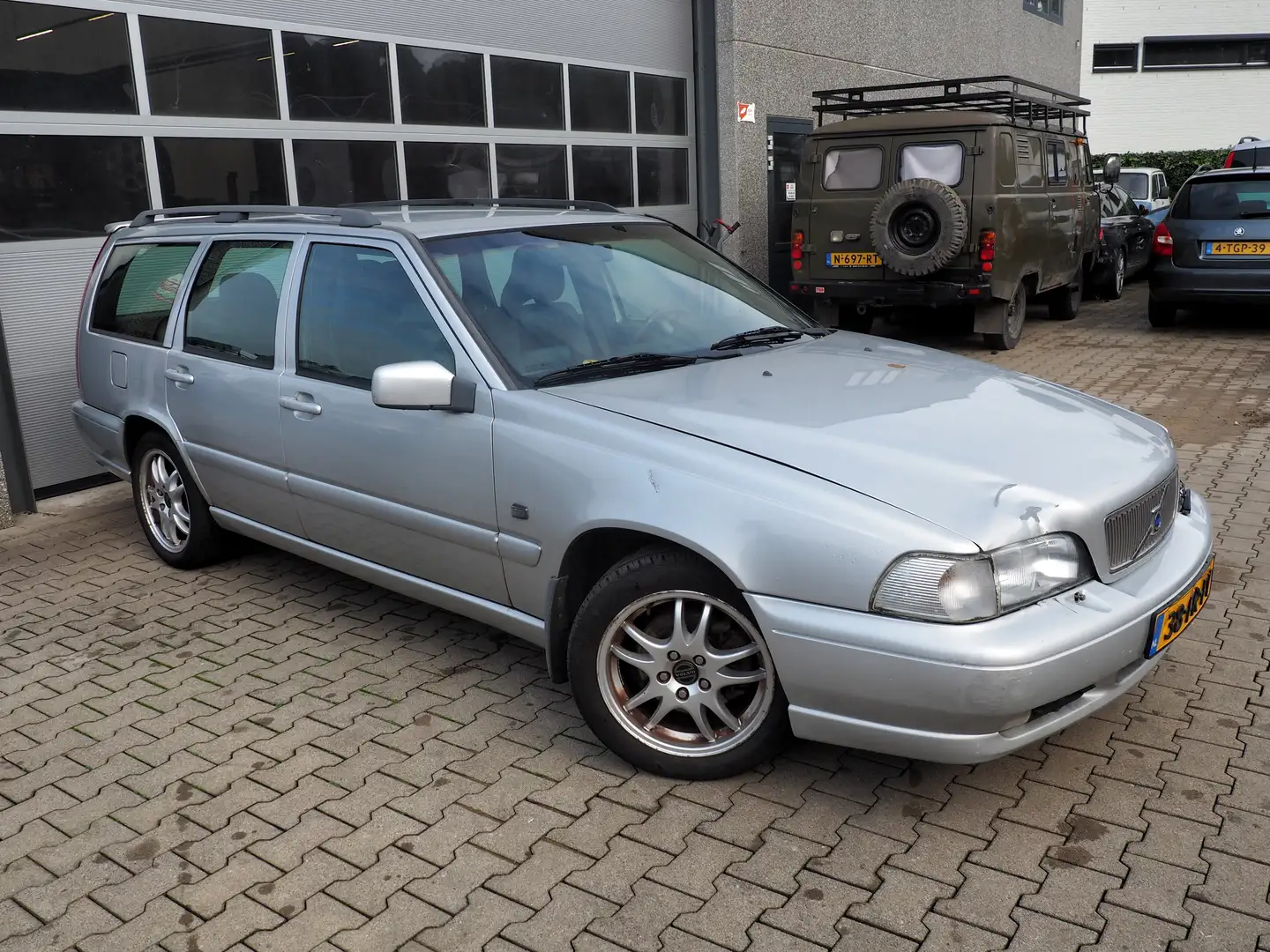Volvo V70 2.4 170pk Comfort Europa EXPORT! Gris - 1