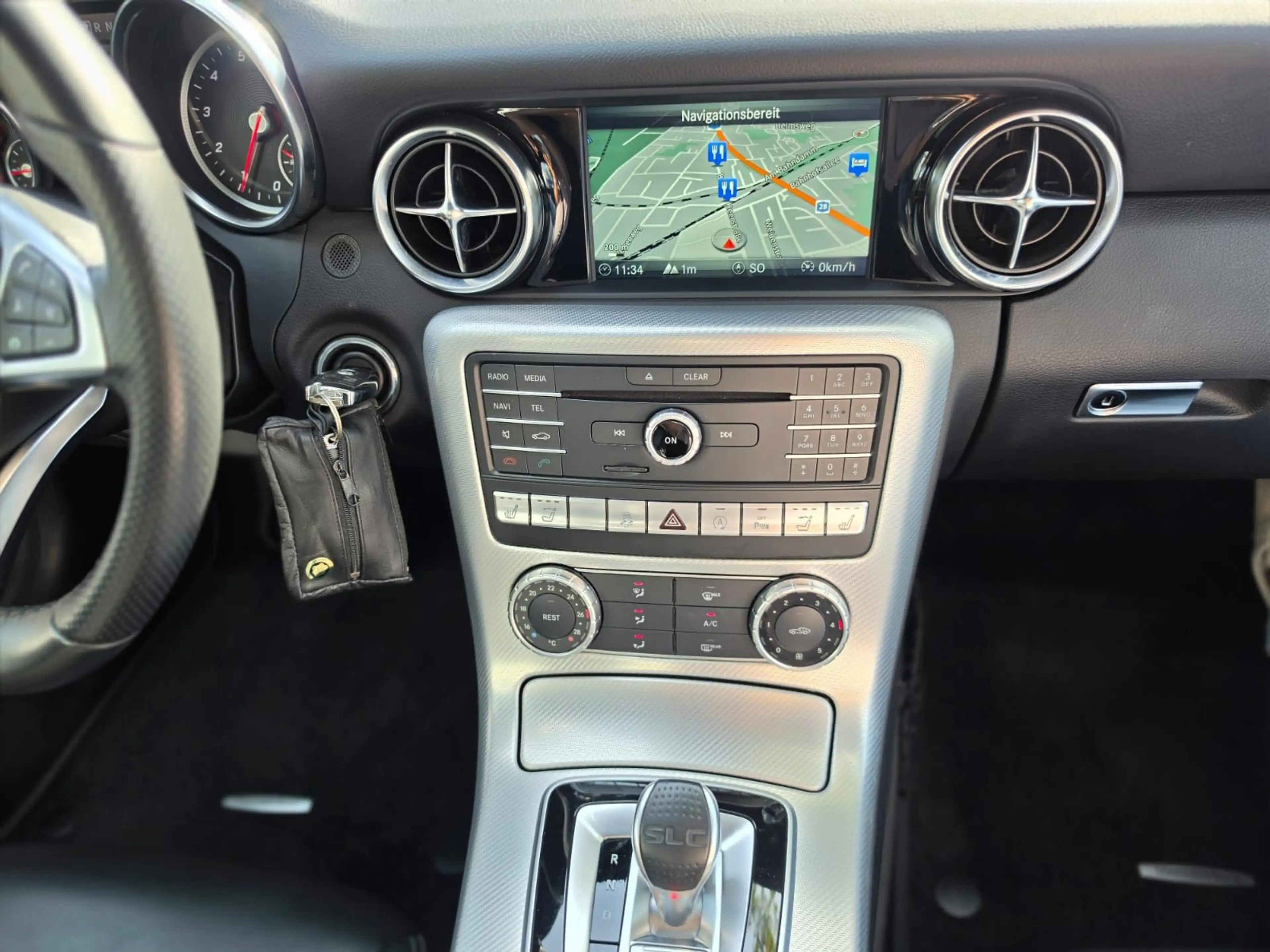 Mercedes-Benz SLC 180 RFK/SHZ/PDC/AIRSCARF/PANO — photo 13