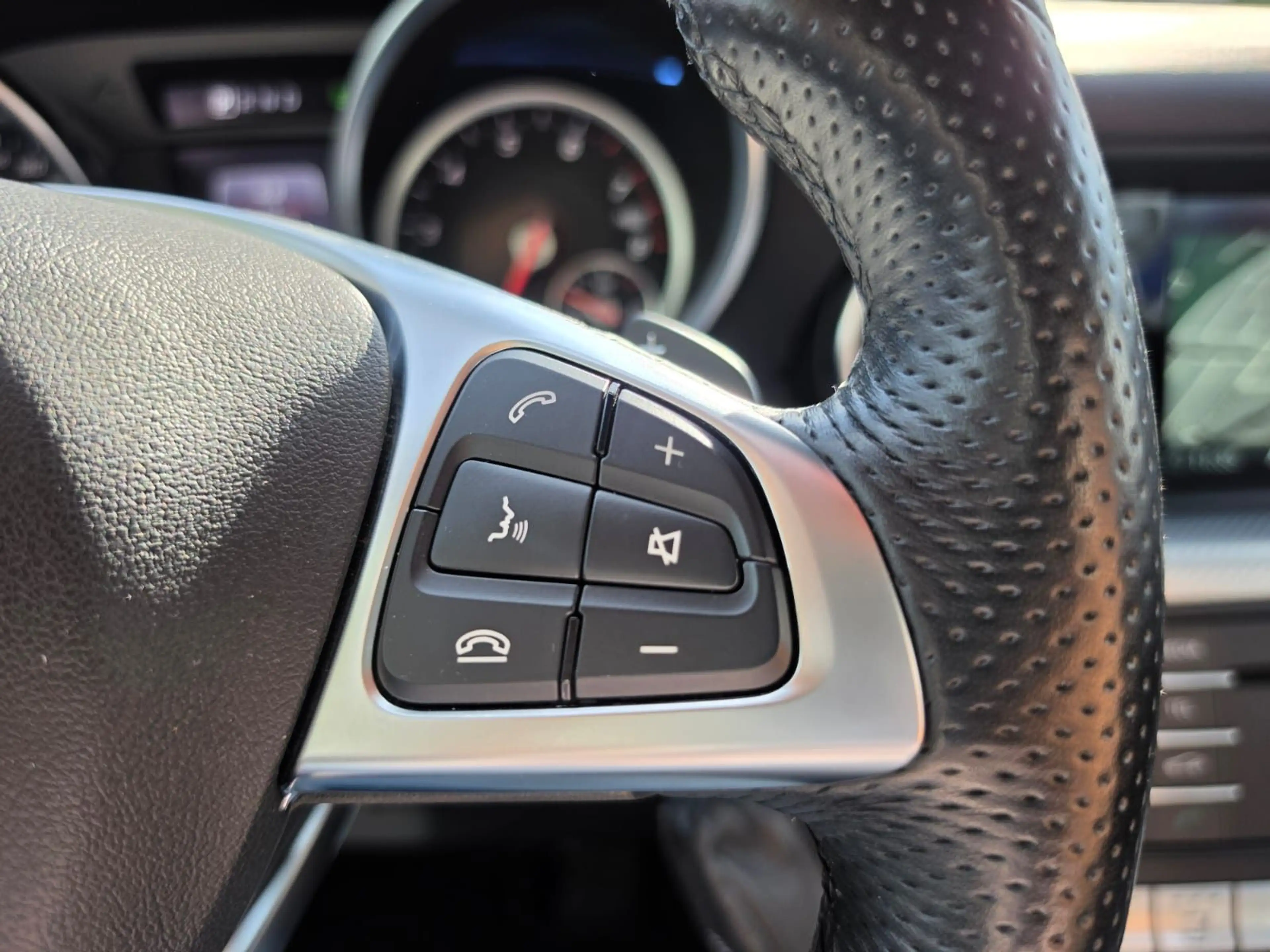 Mercedes-Benz SLC 180 RFK/SHZ/PDC/AIRSCARF/PANO — photo 11