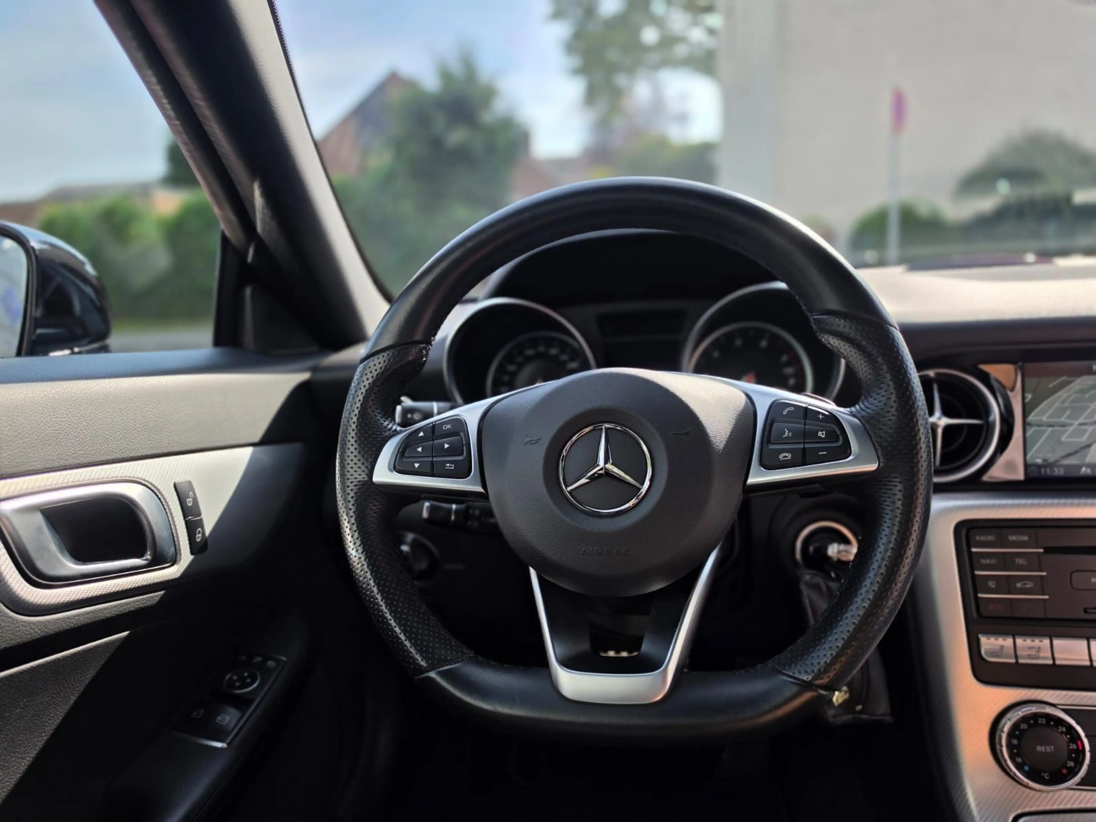 Mercedes-Benz SLC 180 RFK/SHZ/PDC/AIRSCARF/PANO — photo 9