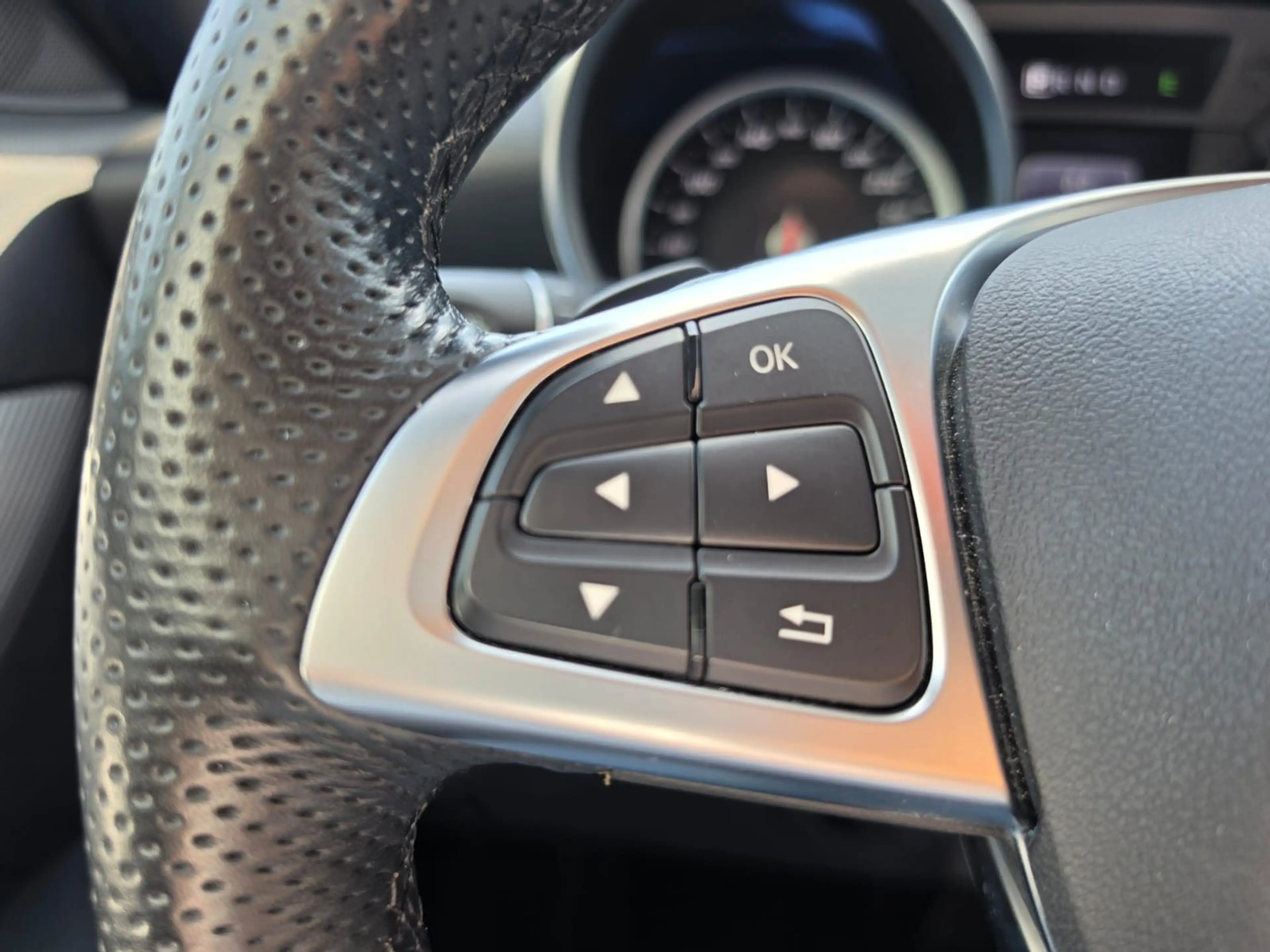 Mercedes-Benz SLC 180 RFK/SHZ/PDC/AIRSCARF/PANO — photo 10
