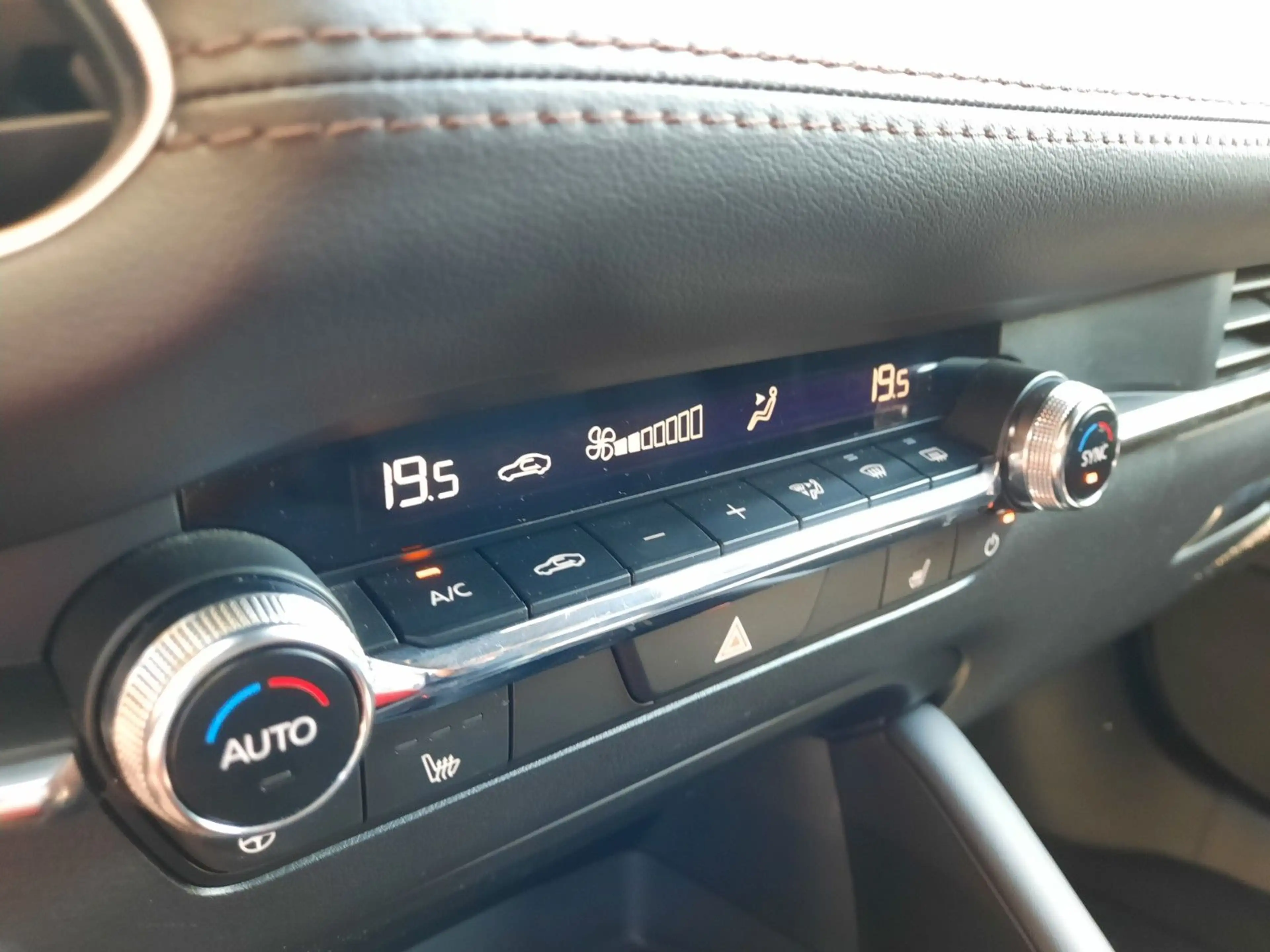 Mazda 3 e-SKYACTIV X 186ps Exclusive COMB DASO DESI — photo 12