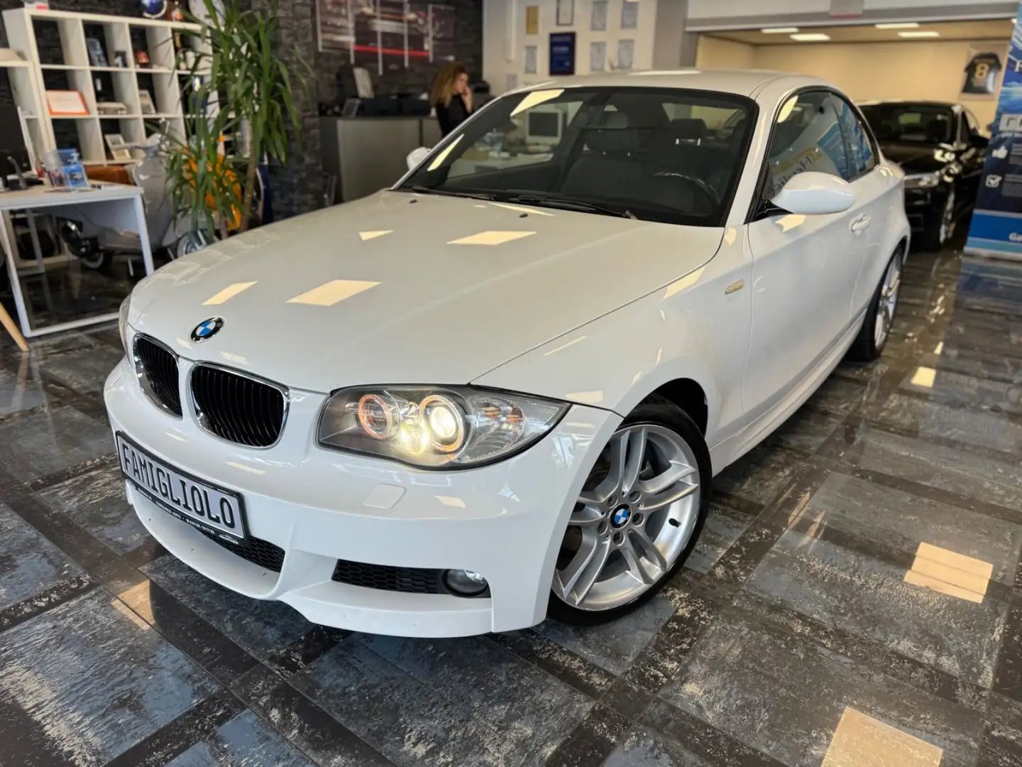 BMW 120 Baureihe 1 Coupe 120d*Xenon*M-Paket*Klimauto Weiß - 2