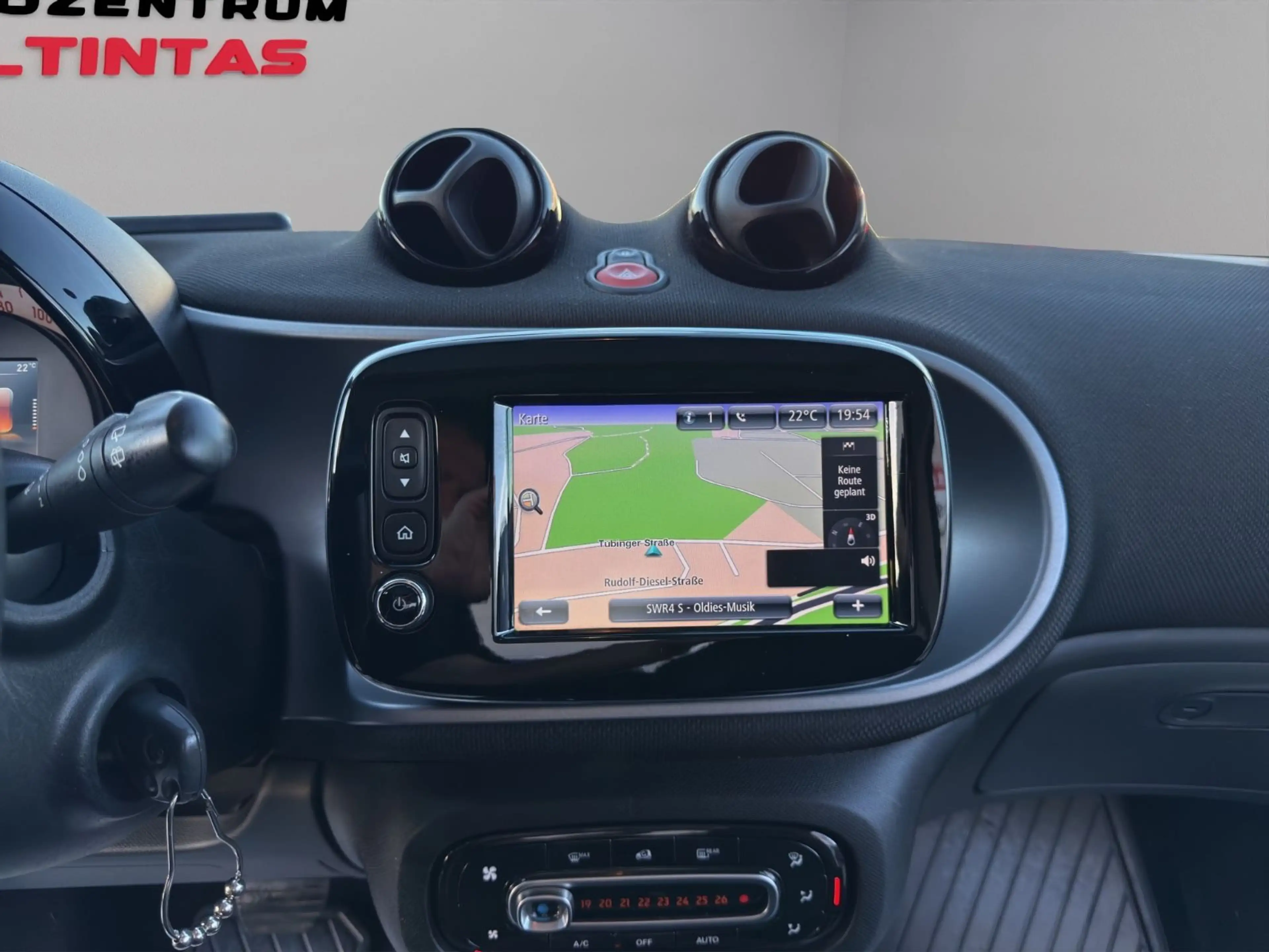 smart forTwo Coupe*AUTO.*KLIMAAUT*81TKM*NAVI*PANO*AHK* — photo 14