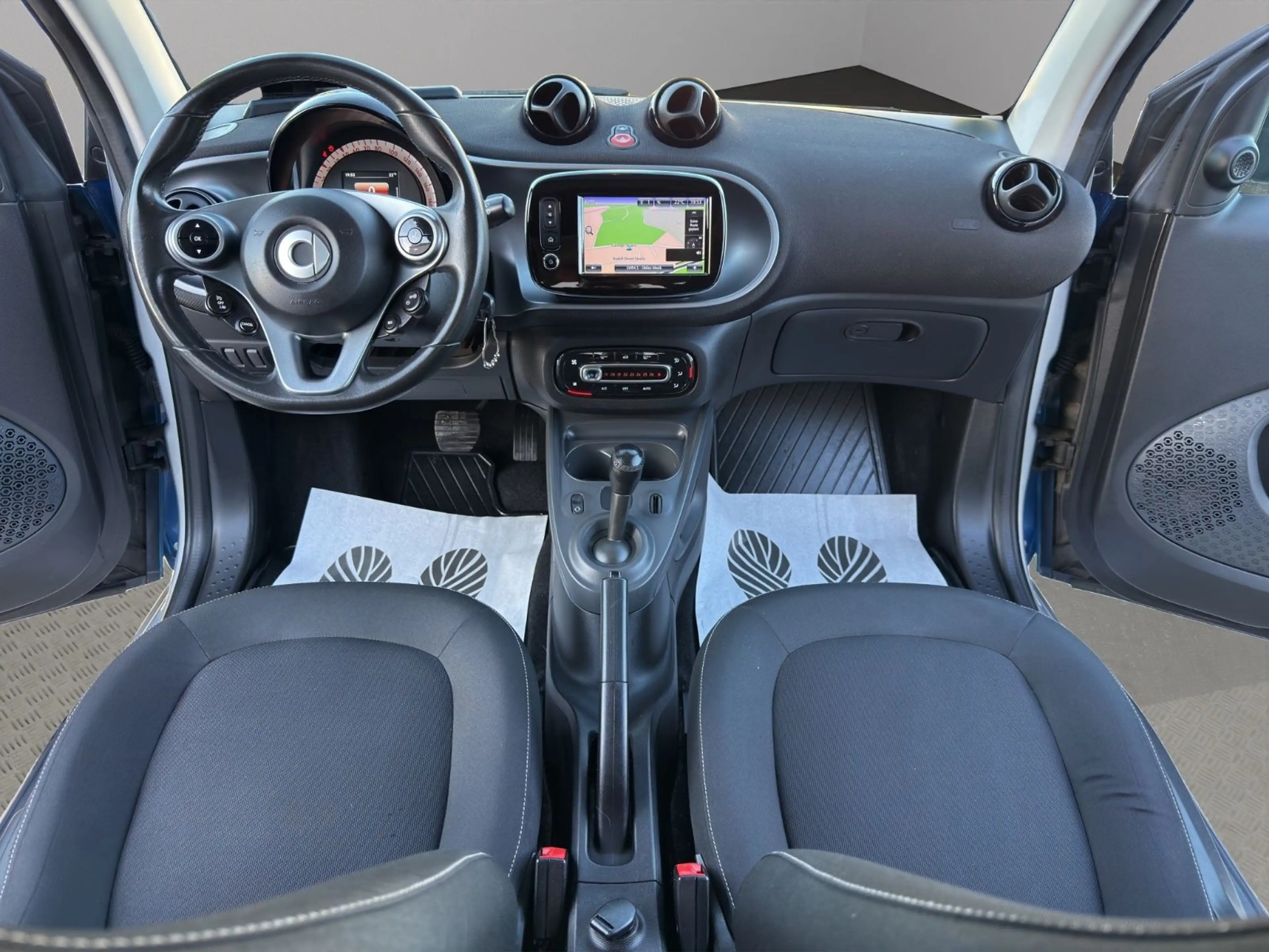 smart forTwo Coupe*AUTO.*KLIMAAUT*81TKM*NAVI*PANO*AHK* — photo 12