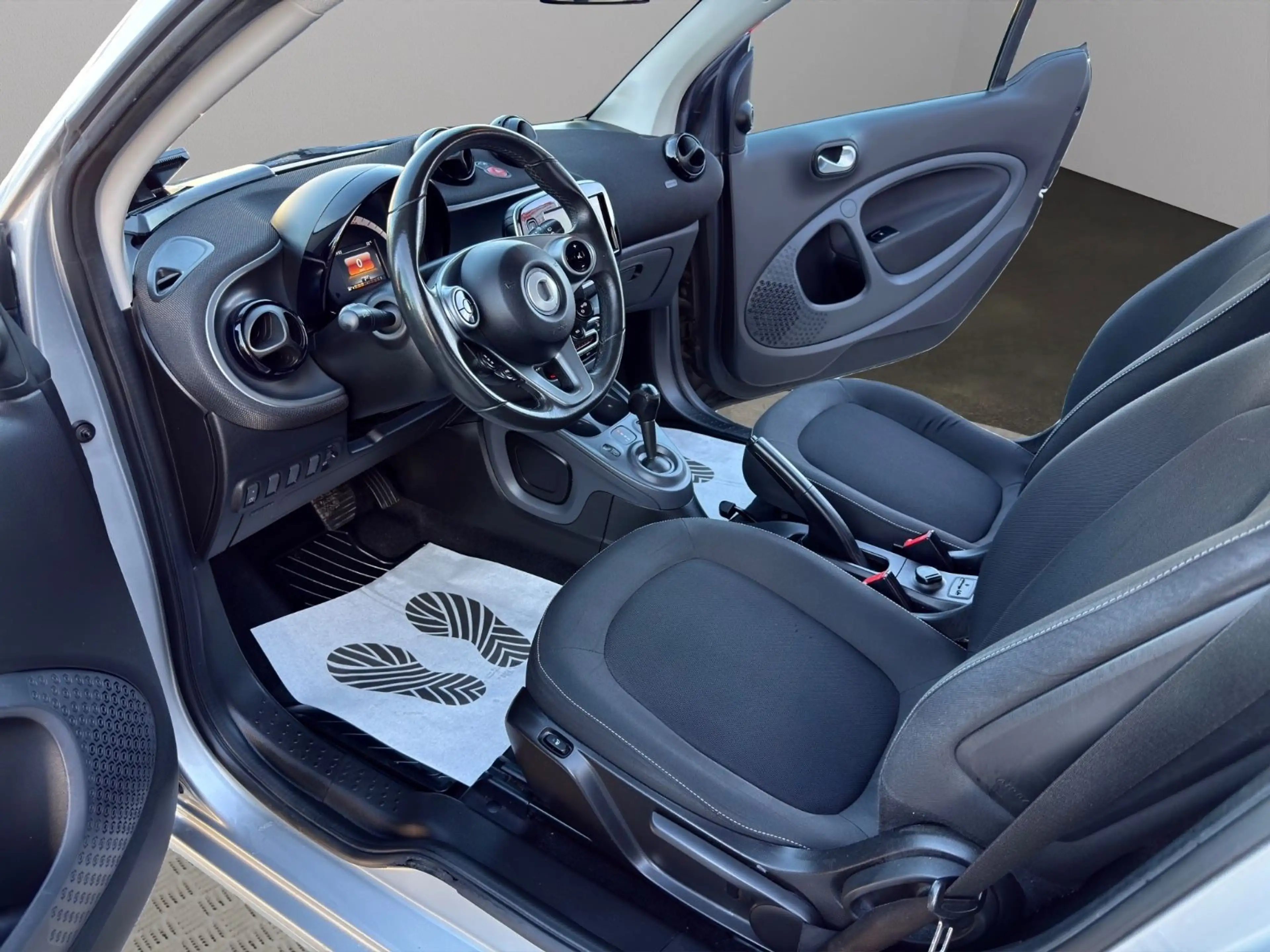 smart forTwo Coupe*AUTO.*KLIMAAUT*81TKM*NAVI*PANO*AHK* — photo 10