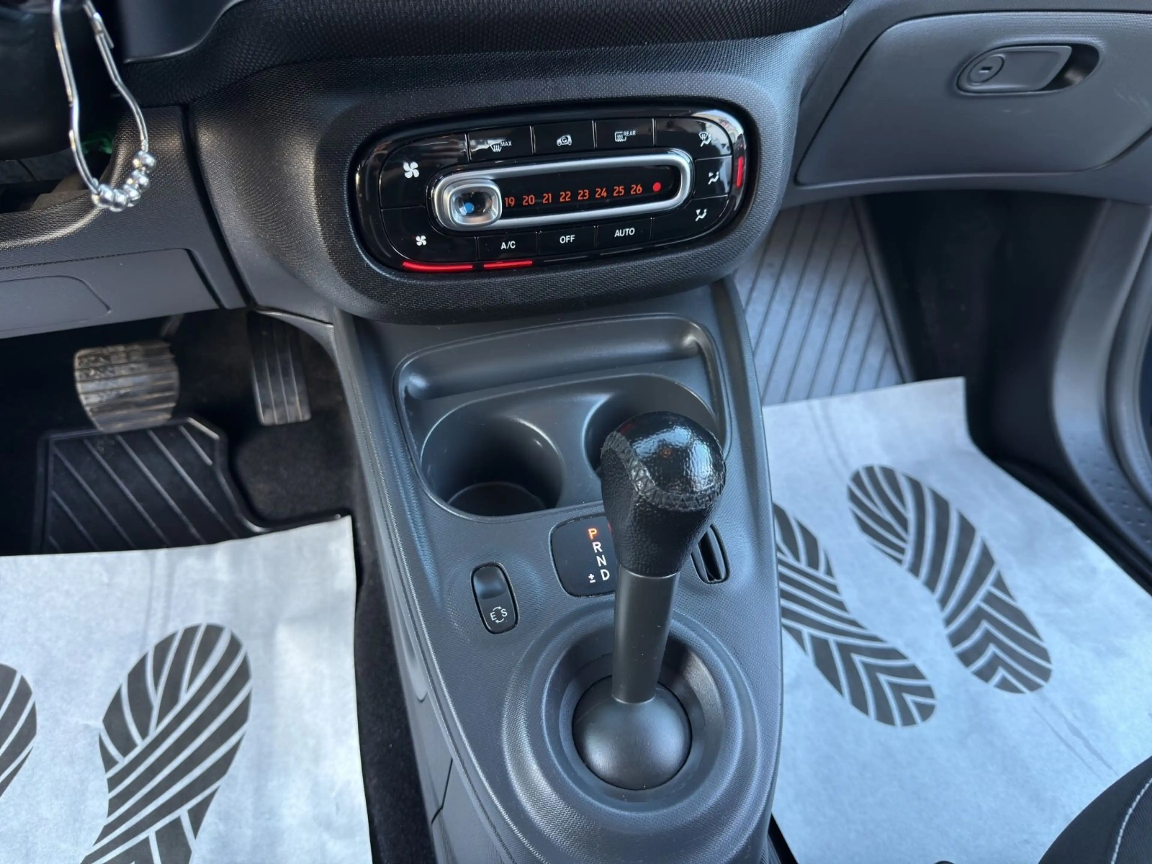 smart forTwo Coupe*AUTO.*KLIMAAUT*81TKM*NAVI*PANO*AHK* — photo 15