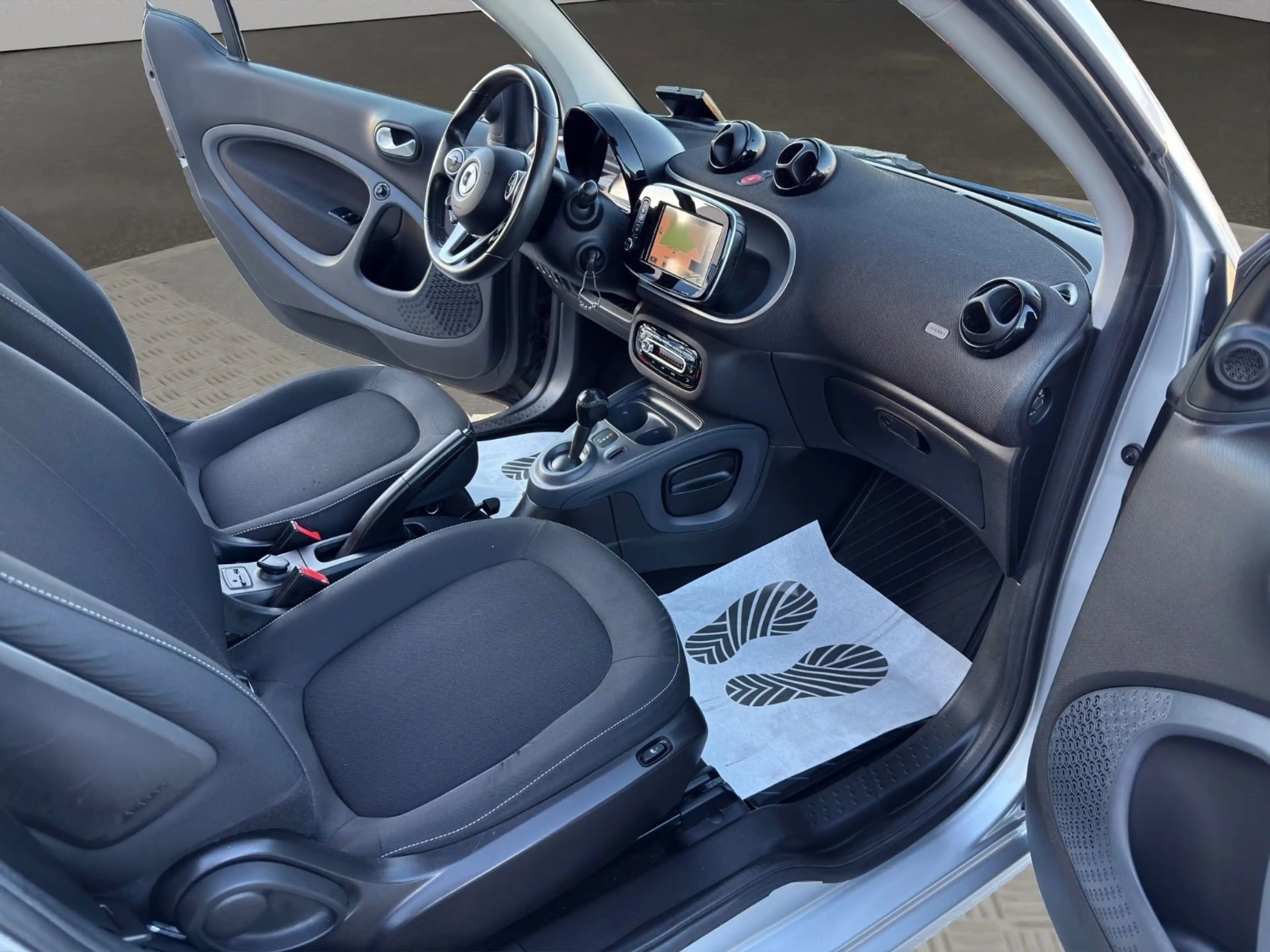 smart forTwo Coupe*AUTO.*KLIMAAUT*81TKM*NAVI*PANO*AHK* — photo 11