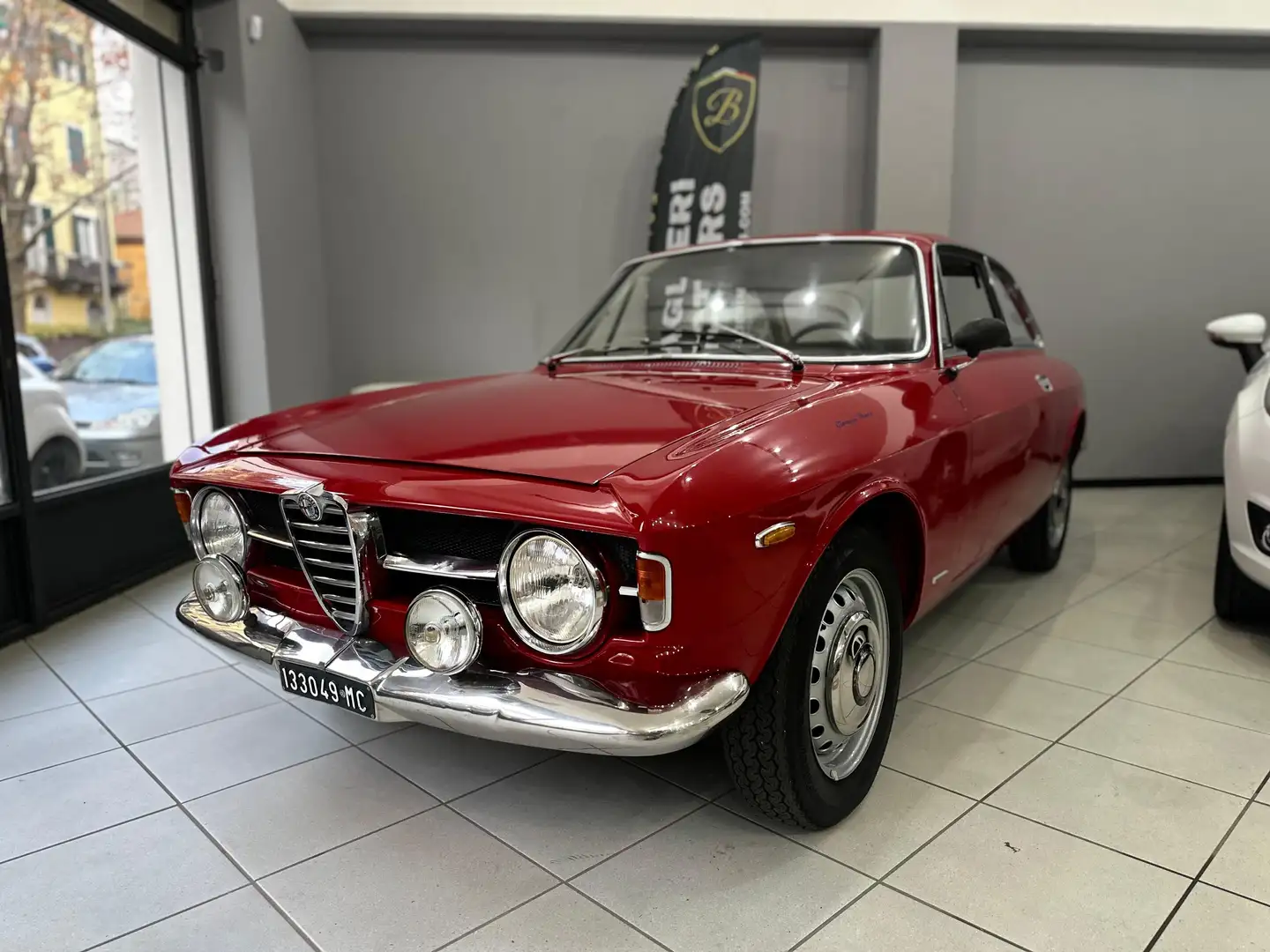 Alfa Romeo GT 1300 Junior Rouge - 1