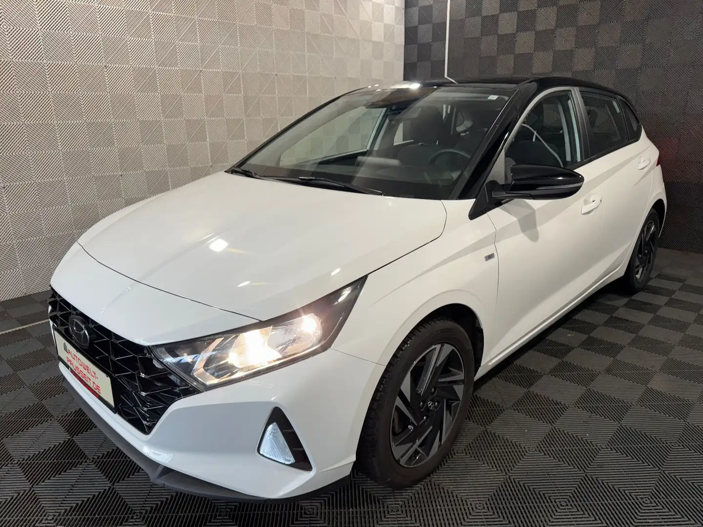 Hyundai i20 Mild-Hybrid*TREND*BOSE-R.KAM-TEMPO-SHZ-APPLE Weiß - 2