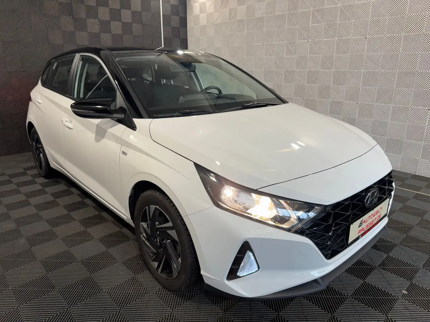 Hyundai i20 Mild-Hybrid*TREND*BOSE-R.KAM-TEMPO-SHZ-APPLE Weiß - 1