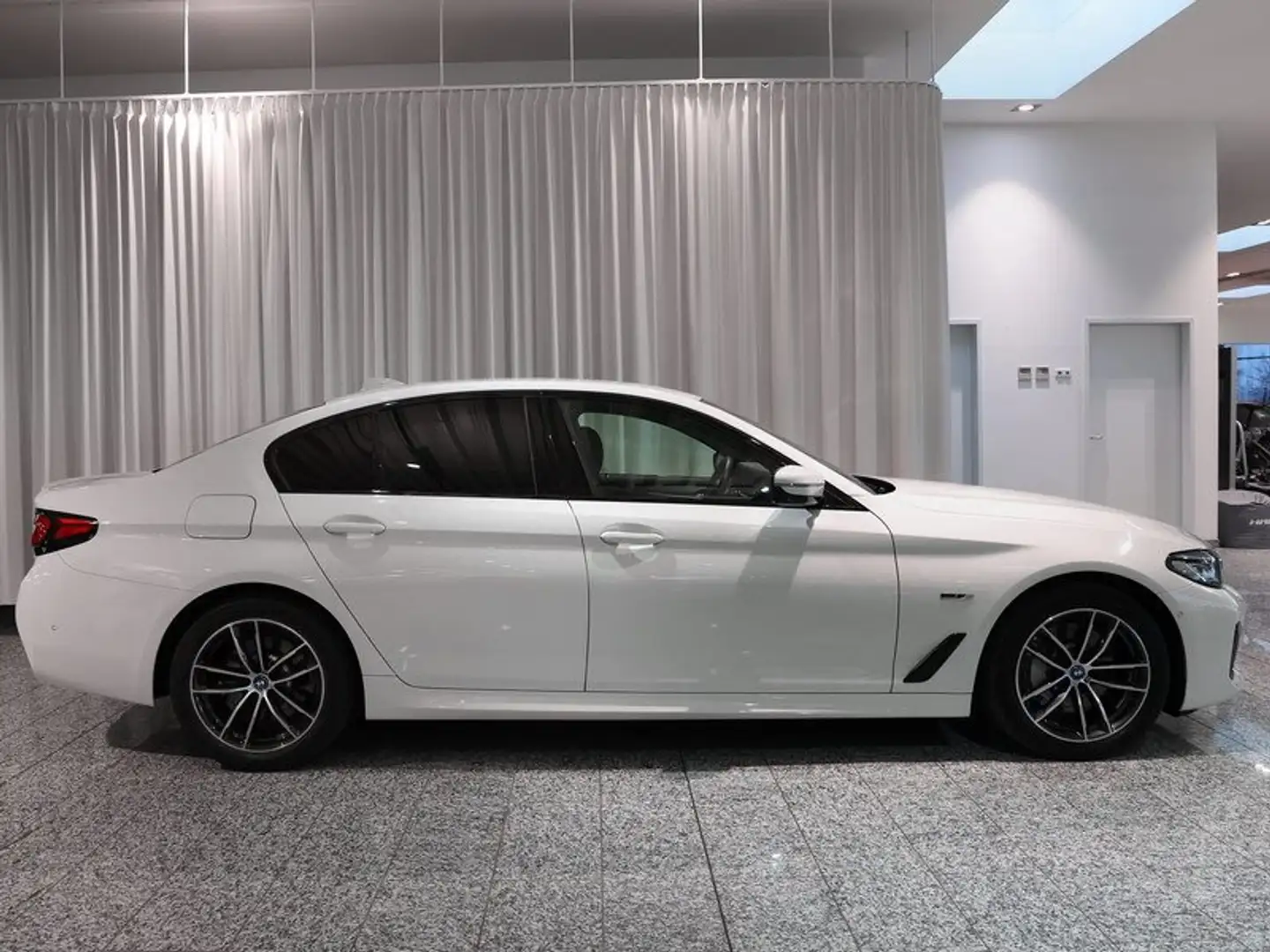 BMW 530 e Lim. RFK DrivAssProf Laser HUD Blanc - 2