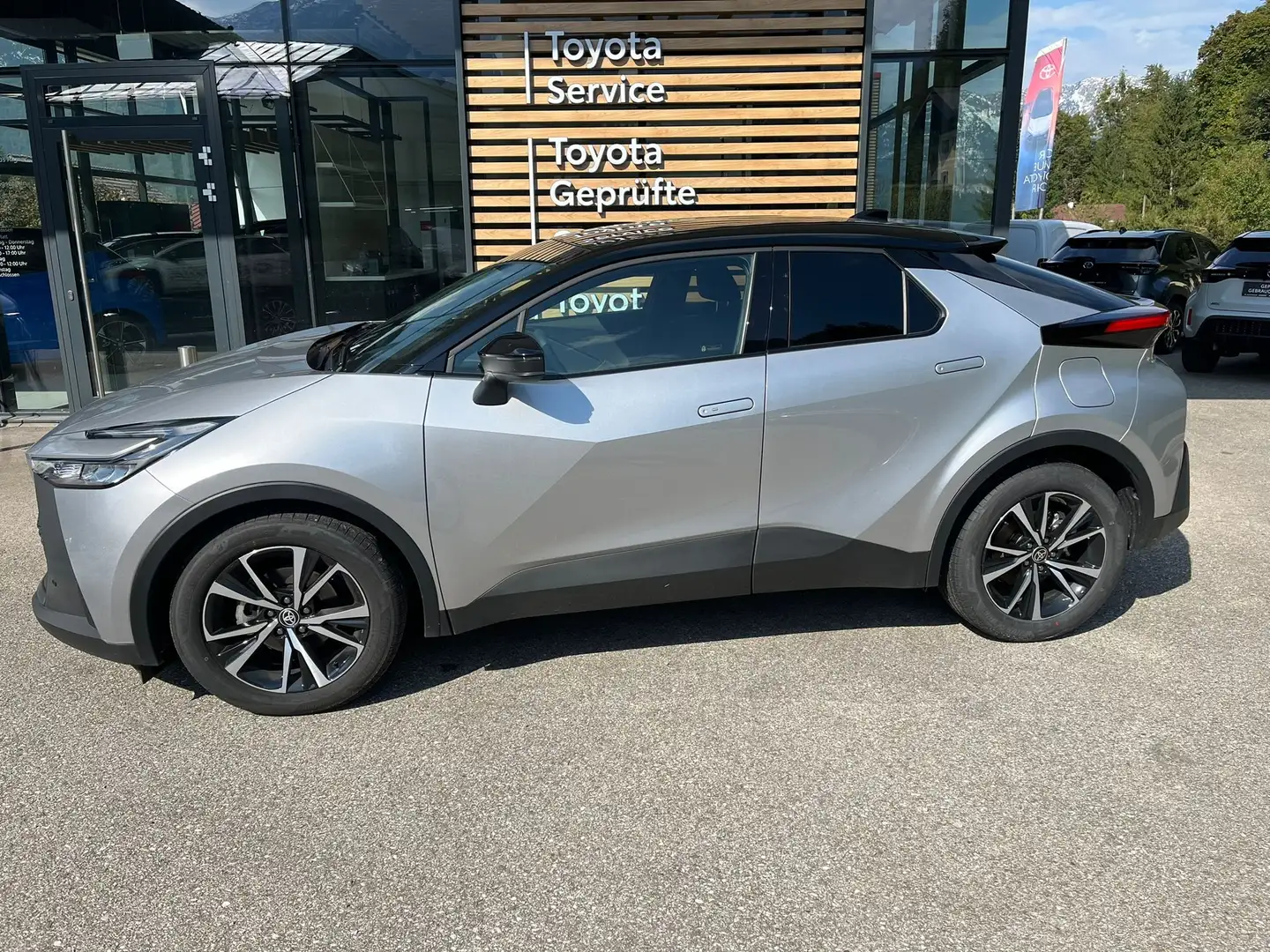 Toyota C-HR 1,8 Hybrid E-CVT Active Drive Silber - 1