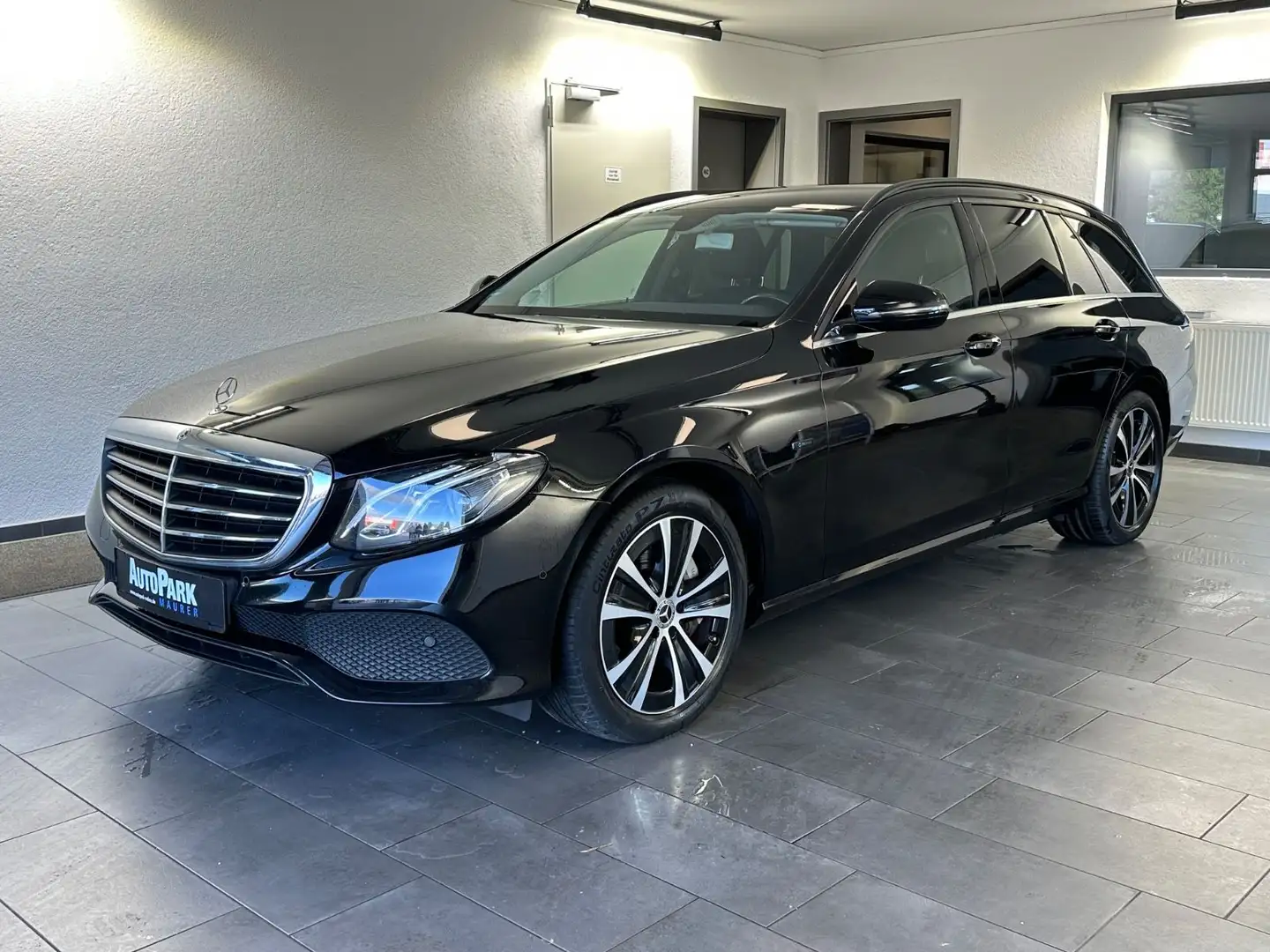 Mercedes-Benz E 300 de T Autom. Schwarz - 2